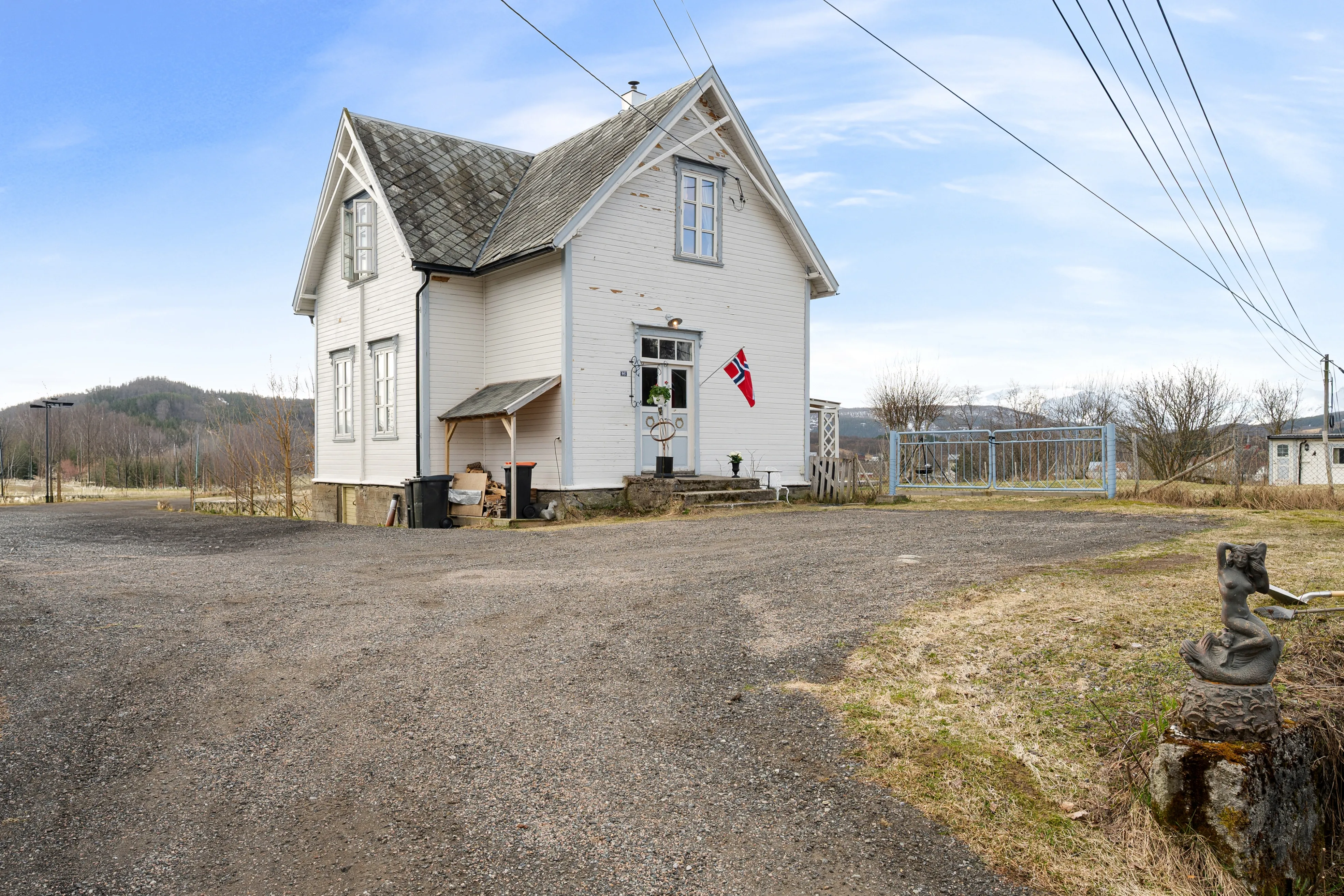 Antigua escuela de 1917 con amplios jardines en Sørvik, Noruega - Ver imagen 67 de 80