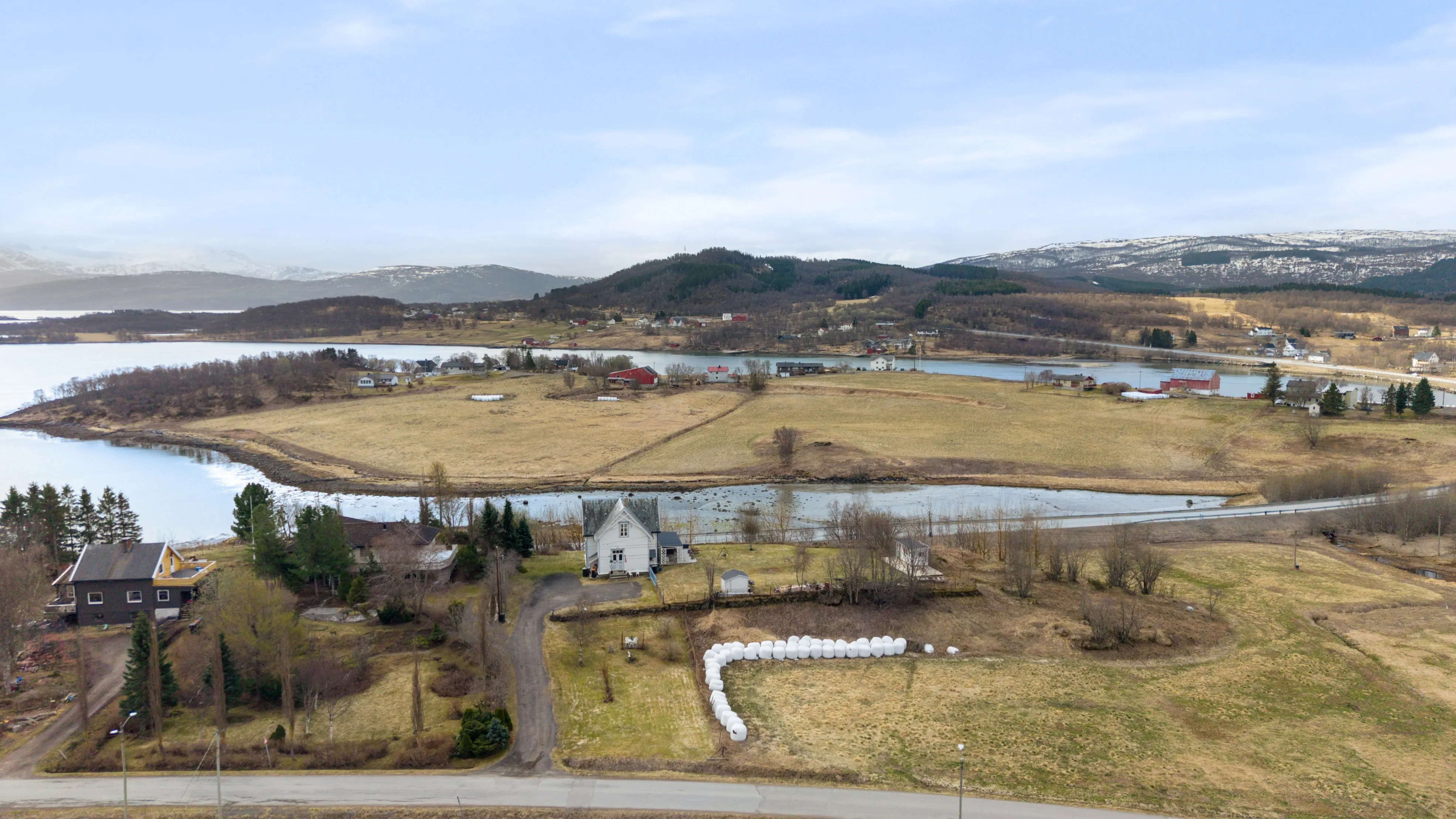 Antigua escuela de 1917 con amplios jardines en Sørvik, Noruega - Ver imagen 70 de 80