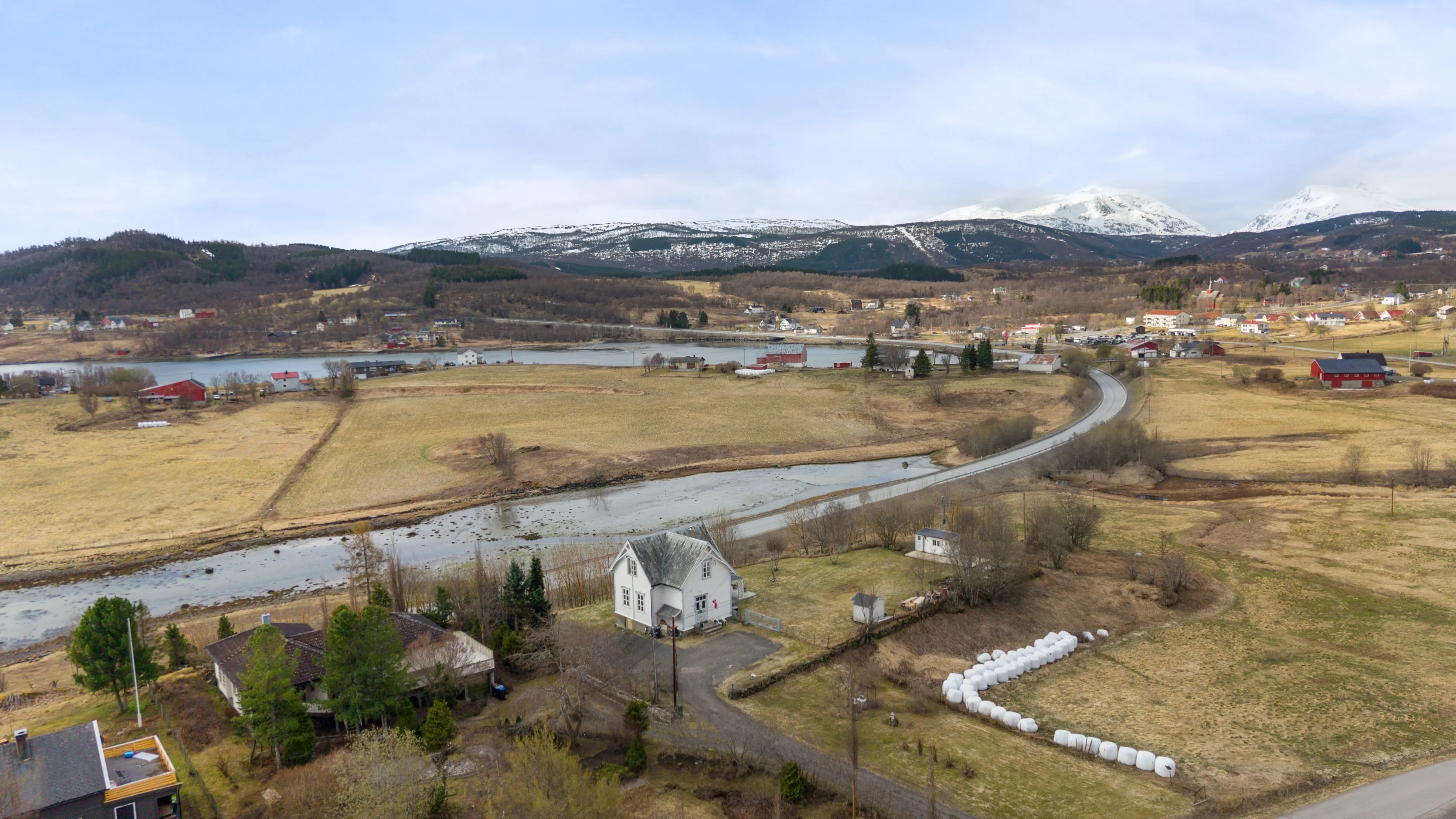 Antigua escuela de 1917 con amplios jardines en Sørvik, Noruega - Ver imagen 71 de 80