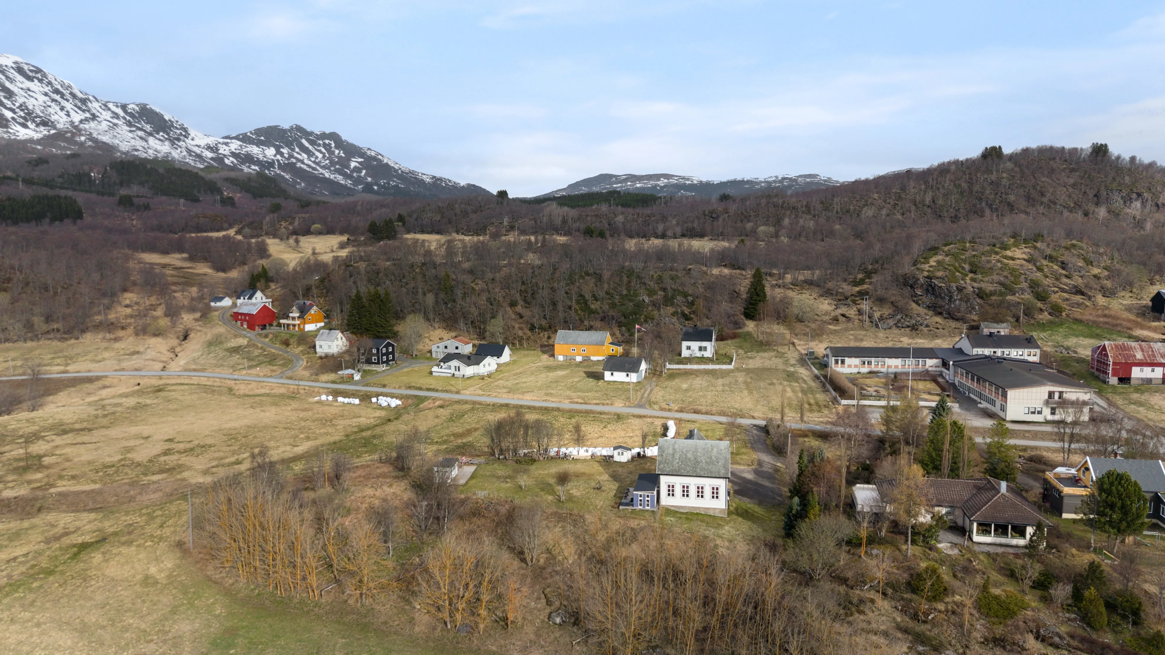 Antigua escuela de 1917 con amplios jardines en Sørvik, Noruega - Ver imagen 72 de 80