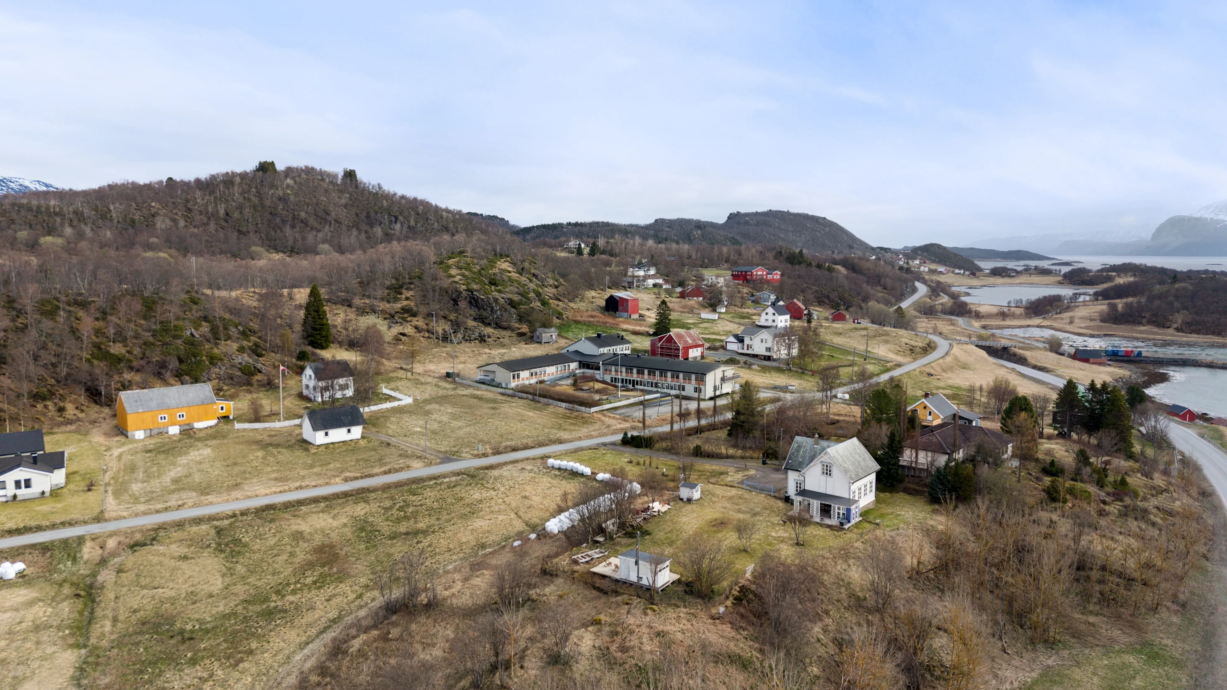 Antigua escuela de 1917 con amplios jardines en Sørvik, Noruega - Ver imagen 73 de 80