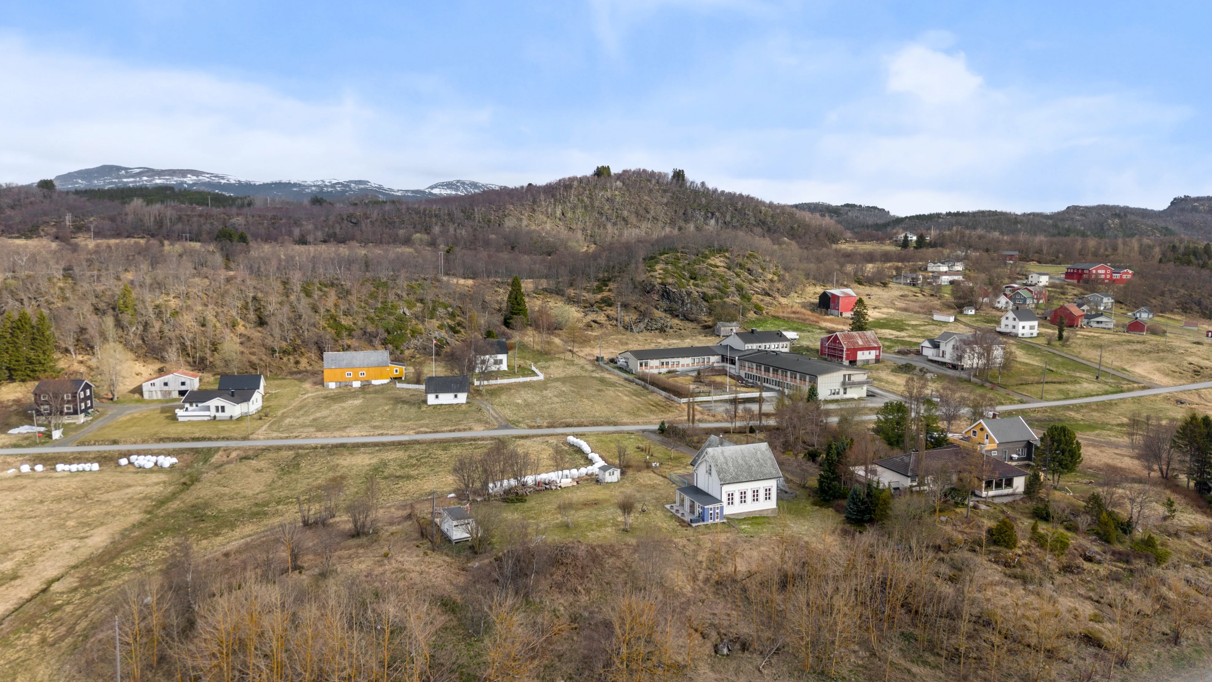 Antigua escuela de 1917 con amplios jardines en Sørvik, Noruega - Ver imagen 74 de 80