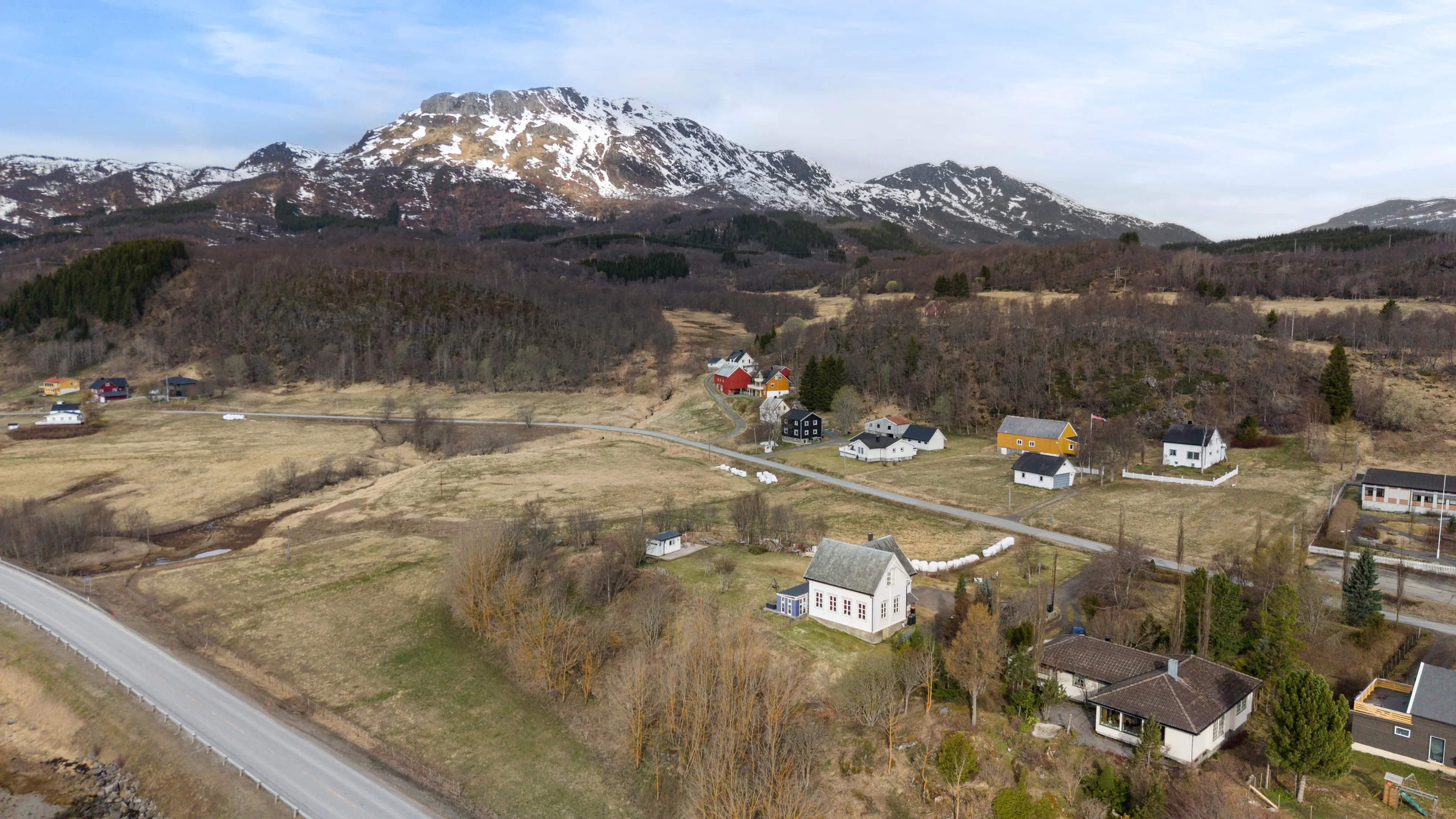 Antigua escuela de 1917 con amplios jardines en Sørvik, Noruega - Ver imagen 75 de 80