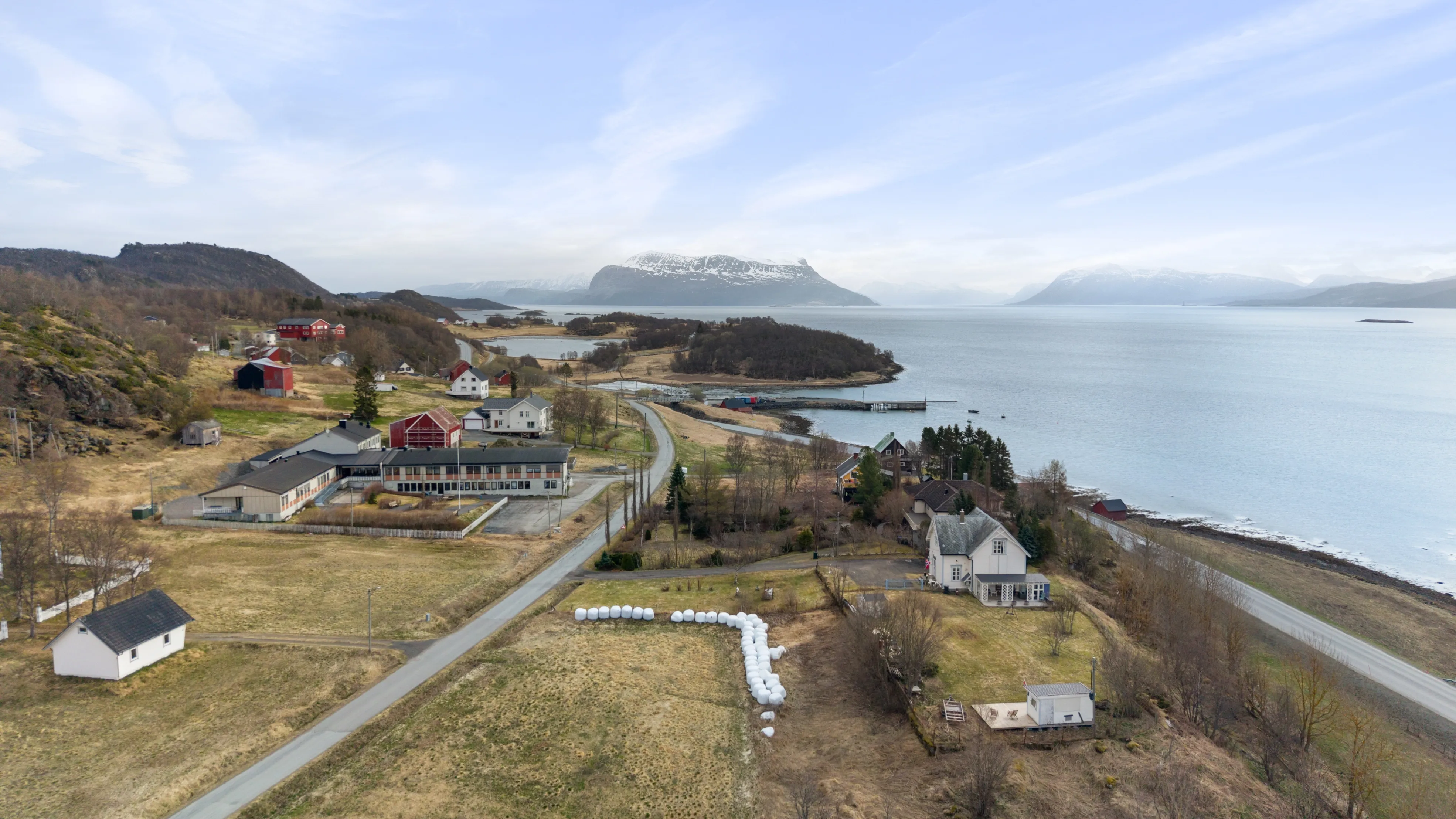 Antigua escuela de 1917 con amplios jardines en Sørvik, Noruega - Ver imagen 76 de 80