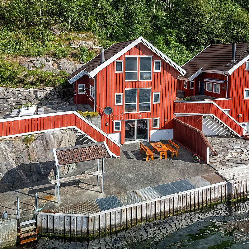 Encantadora cabaña de 1994 con embarcadero privado y terraza en la pintoresca localidad de Jelsa, Noruega