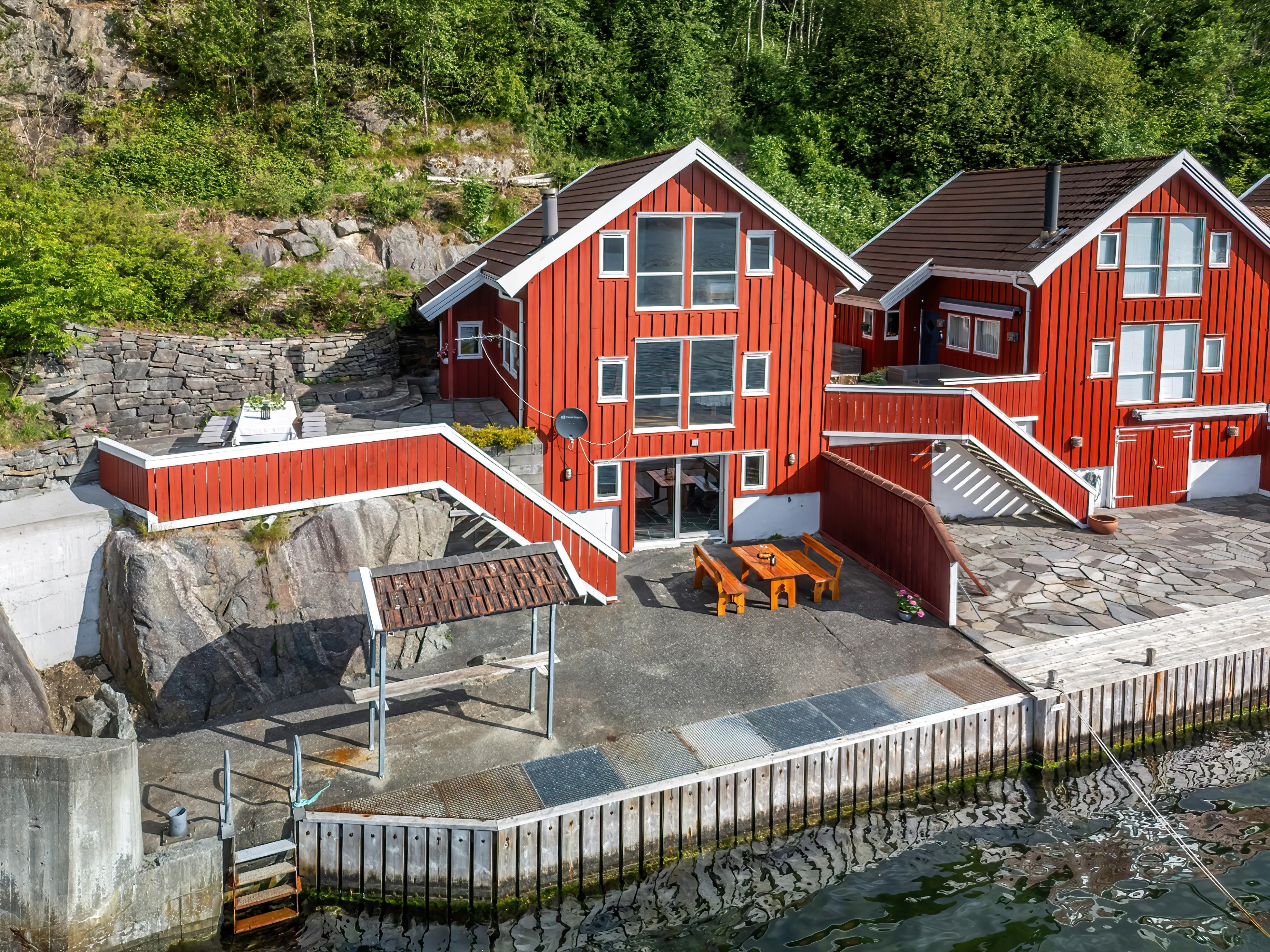Encantadora cabaña de 1994 con embarcadero privado y terraza en la pintoresca localidad de Jelsa, Noruega - Image 1