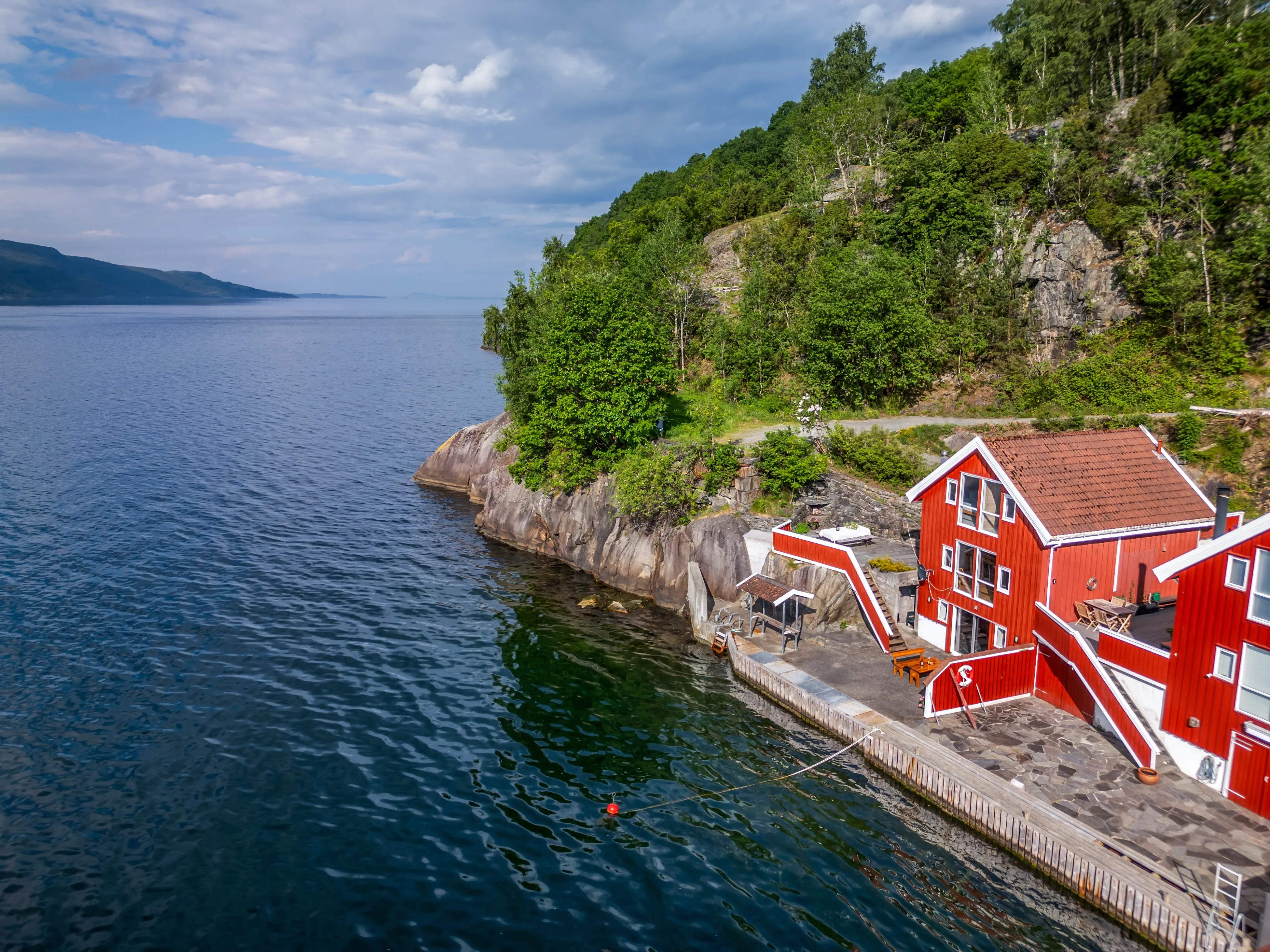 Encantadora cabaña de 1994 con embarcadero privado y terraza en la pintoresca localidad de Jelsa, Noruega - Image 2