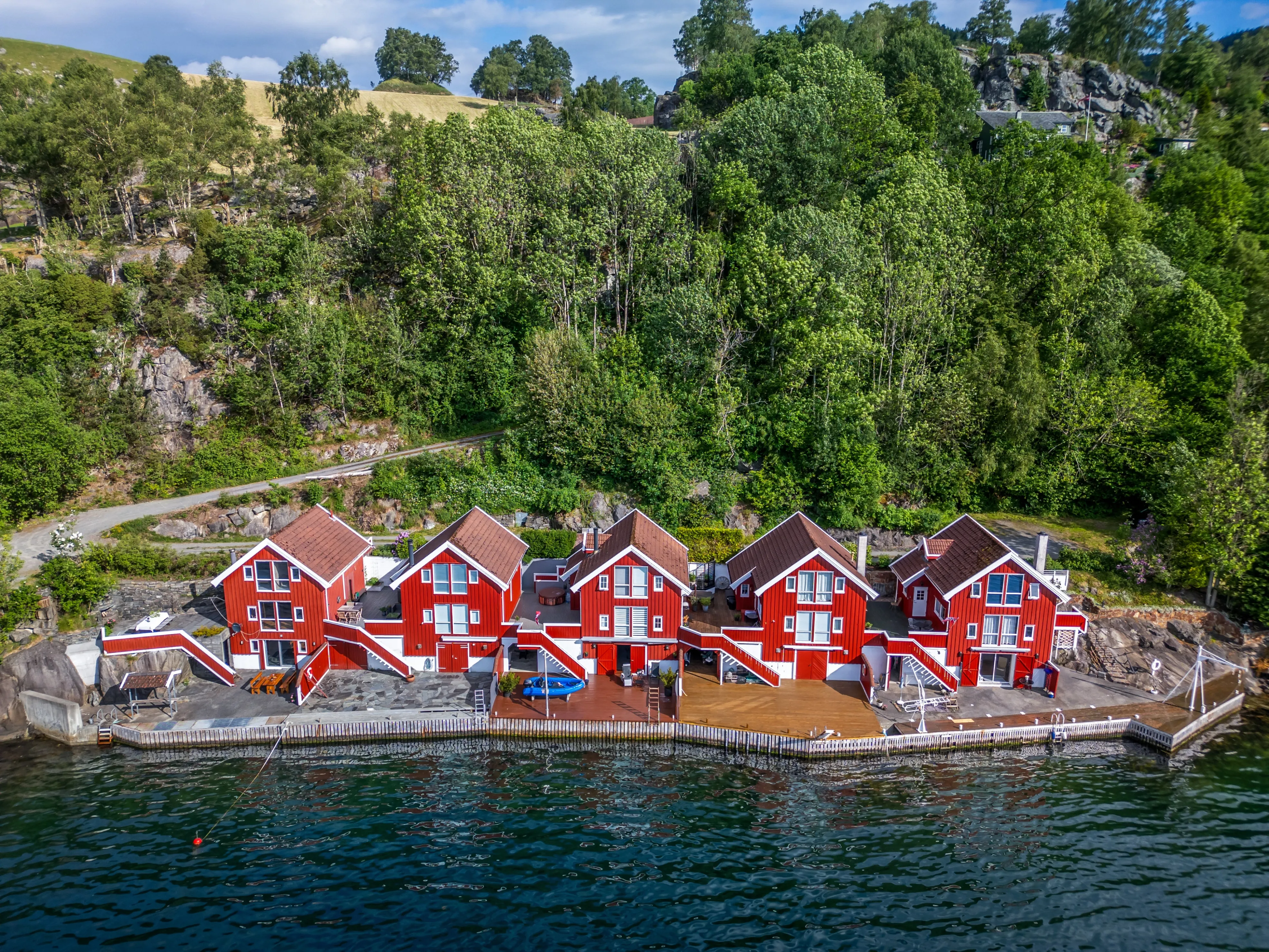 Encantadora cabaña de 1994 con embarcadero privado y terraza en la pintoresca localidad de Jelsa, Noruega - Image 3