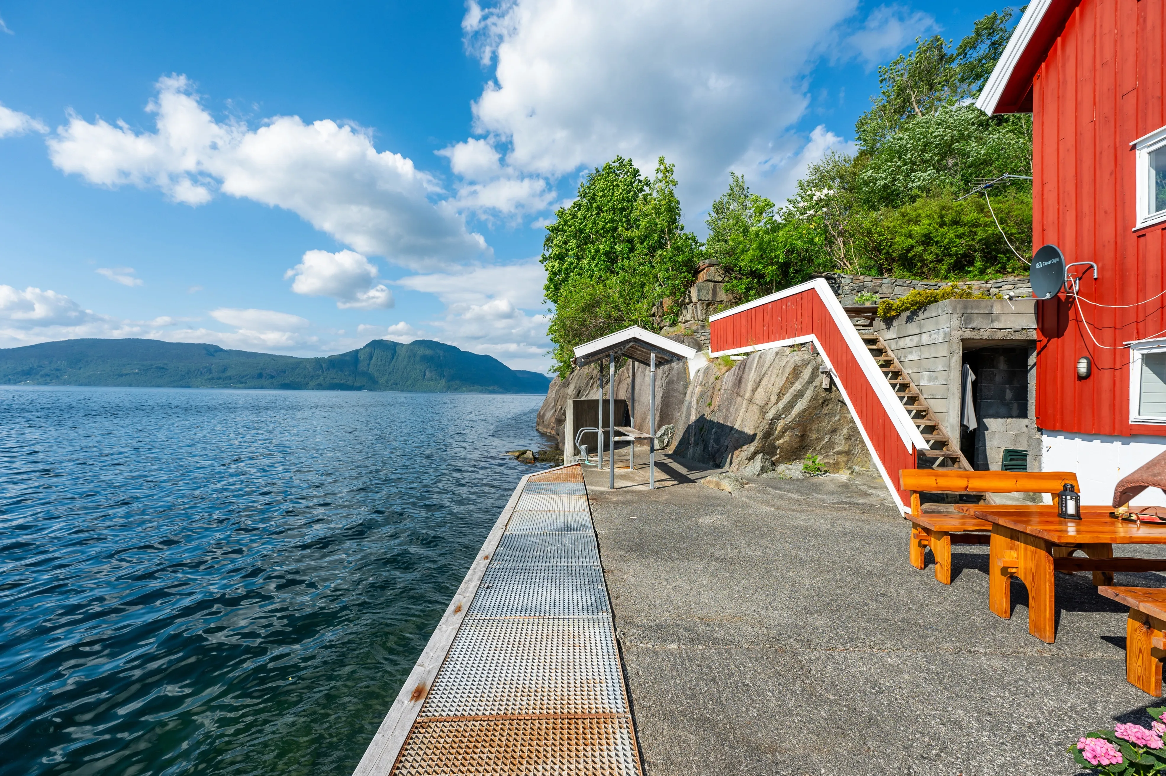 Encantadora cabaña de 1994 con embarcadero privado y terraza en la pintoresca localidad de Jelsa, Noruega - Image 4