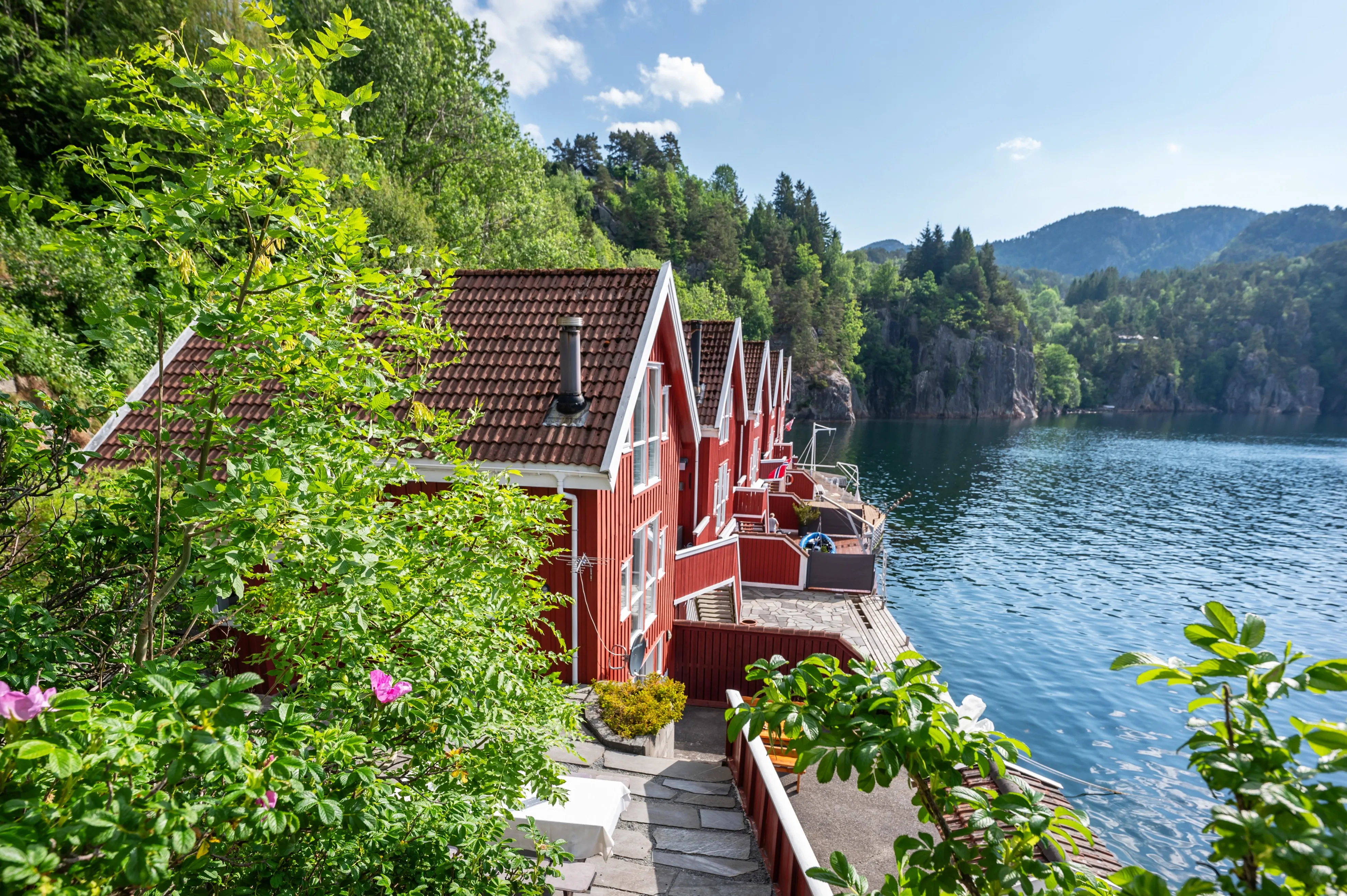 Encantadora cabaña de 1994 con embarcadero privado y terraza en la pintoresca localidad de Jelsa, Noruega - Ver imagen 13 de 47