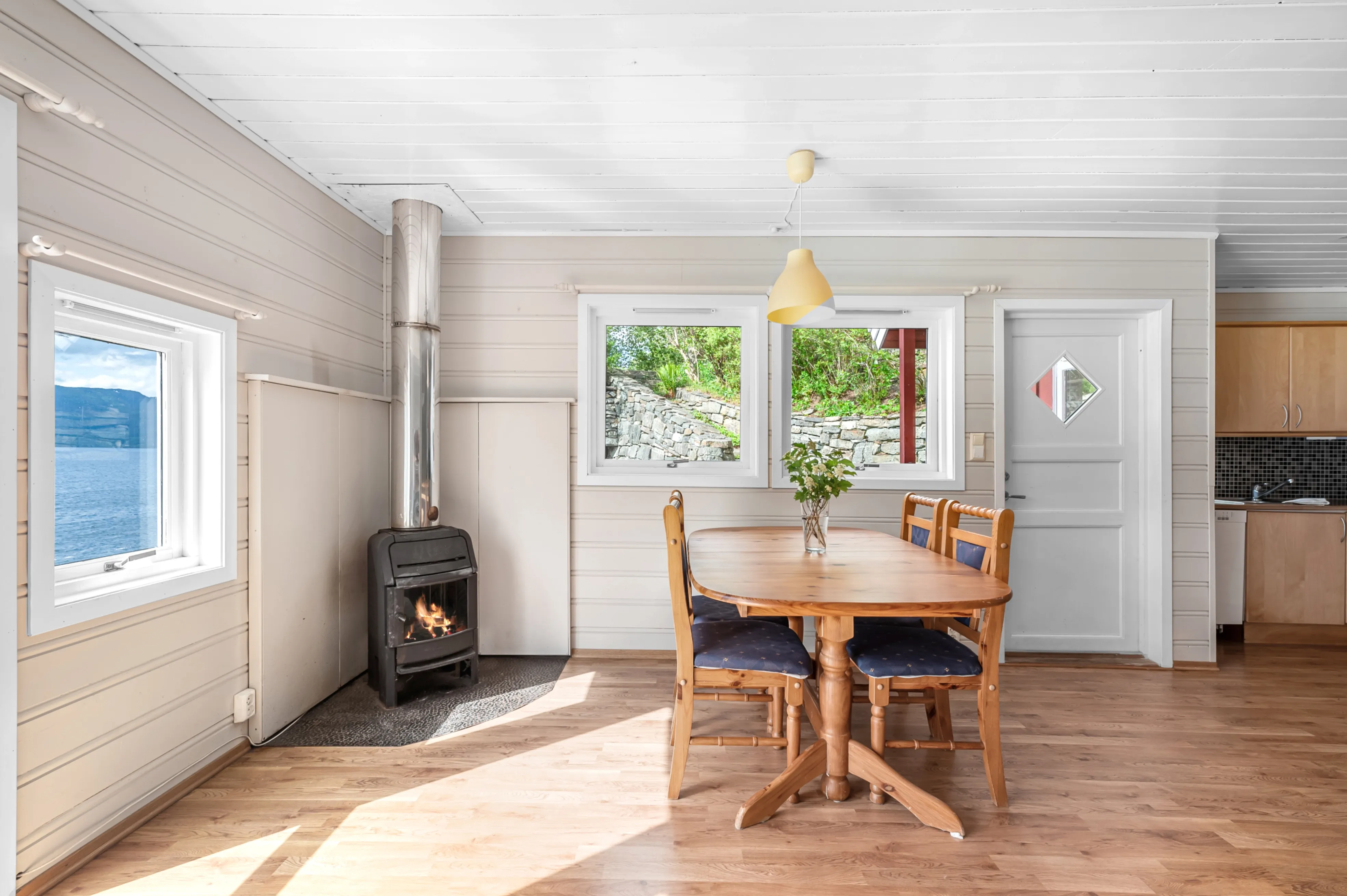 Encantadora cabaña de 1994 con embarcadero privado y terraza en la pintoresca localidad de Jelsa, Noruega - Ver imagen 18 de 47