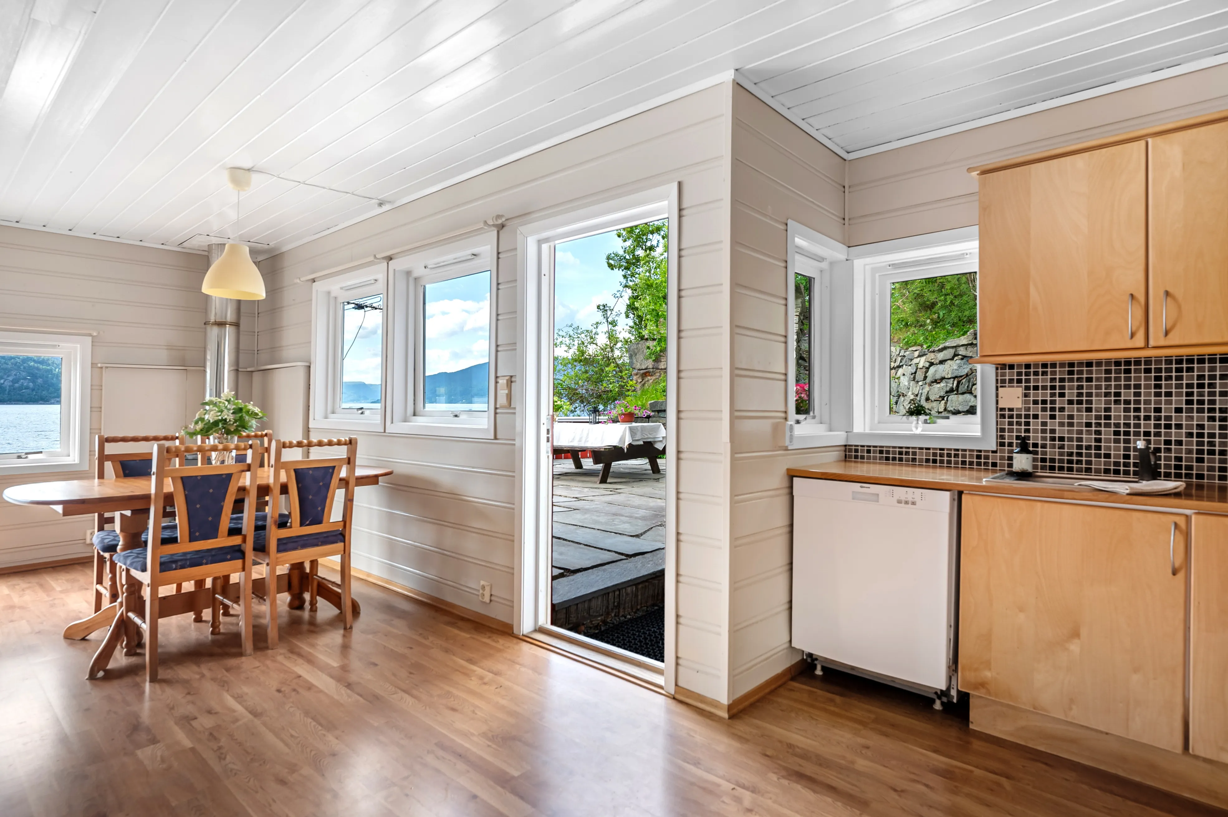 Encantadora cabaña de 1994 con embarcadero privado y terraza en la pintoresca localidad de Jelsa, Noruega - Ver imagen 21 de 47