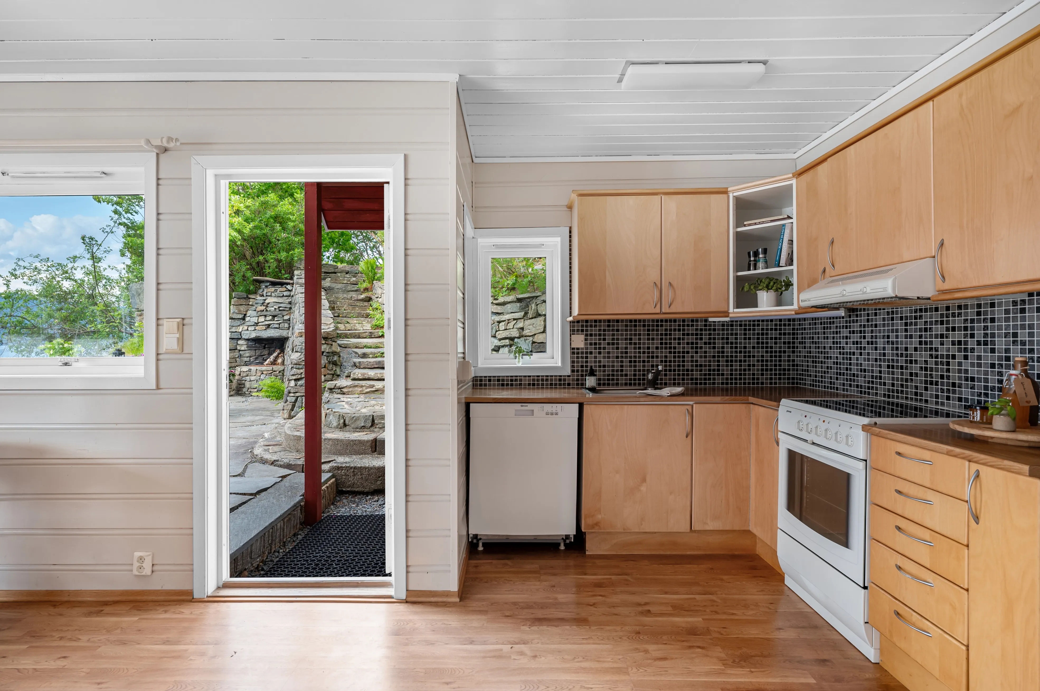 Encantadora cabaña de 1994 con embarcadero privado y terraza en la pintoresca localidad de Jelsa, Noruega - Ver imagen 22 de 47
