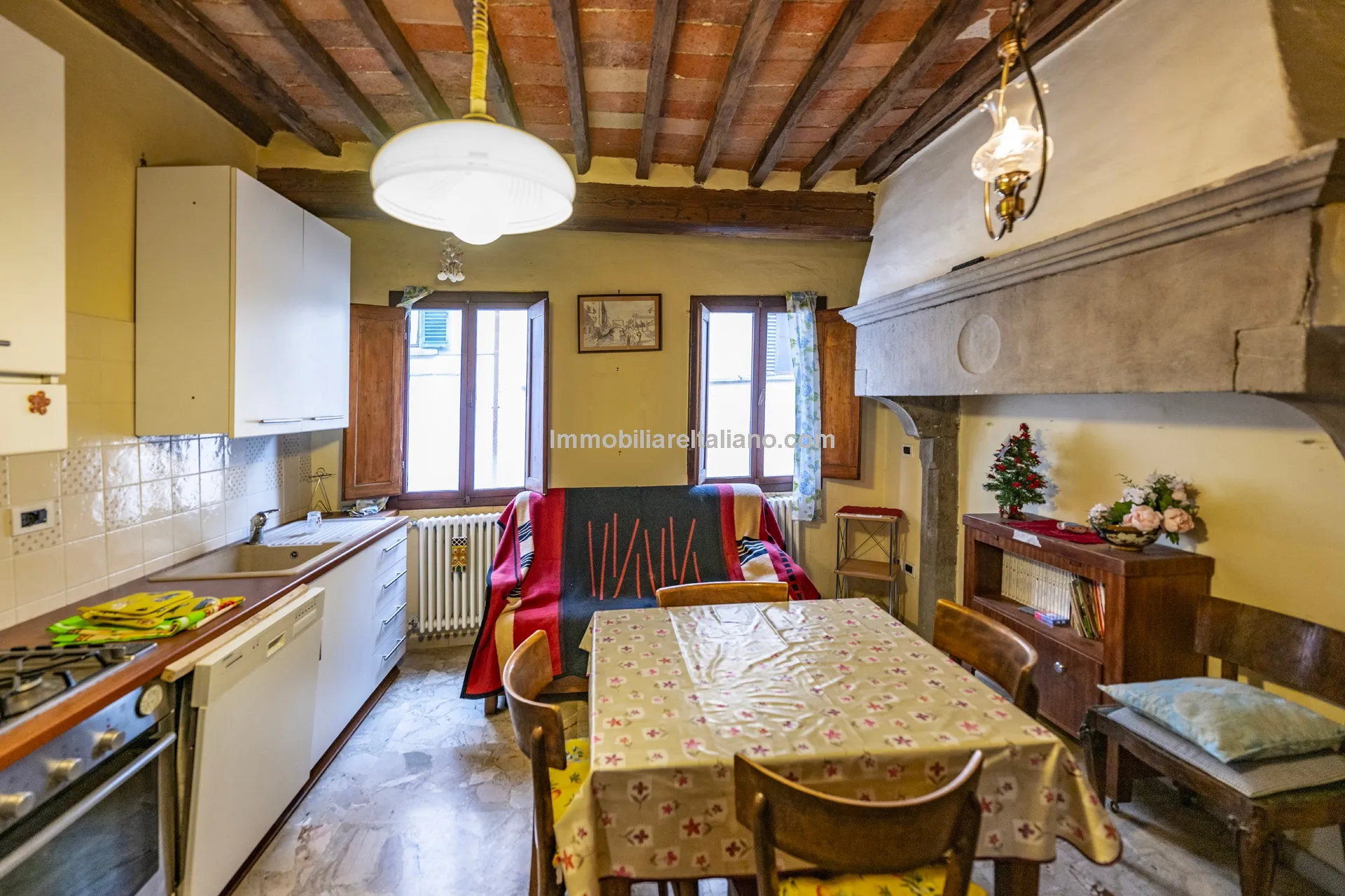 Historic Townhouse in Sansepolcro with Modern Comforts - View image 7 of 32