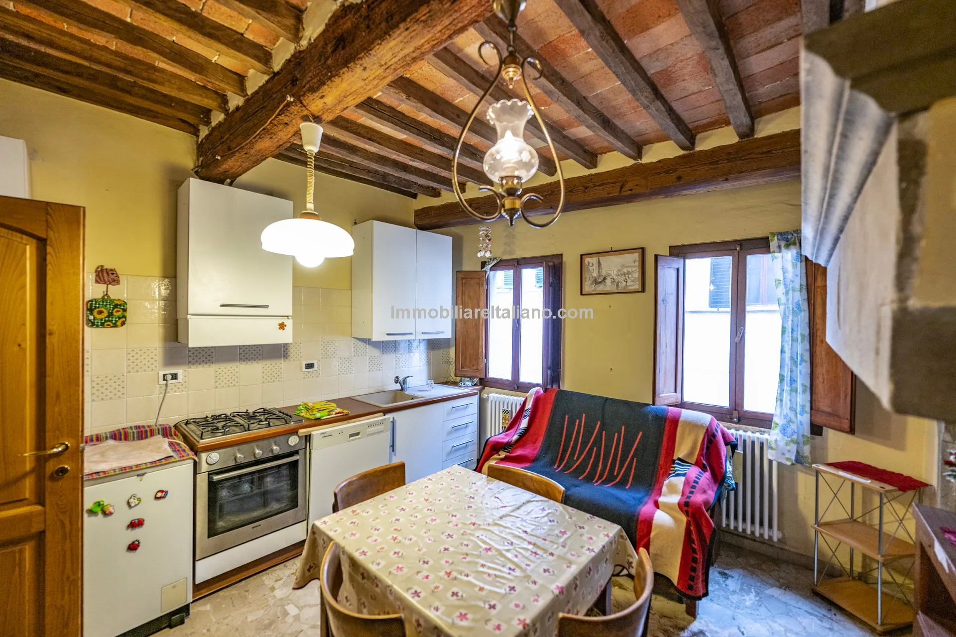 Historic Townhouse in Sansepolcro with Modern Comforts - View image 8 of 32