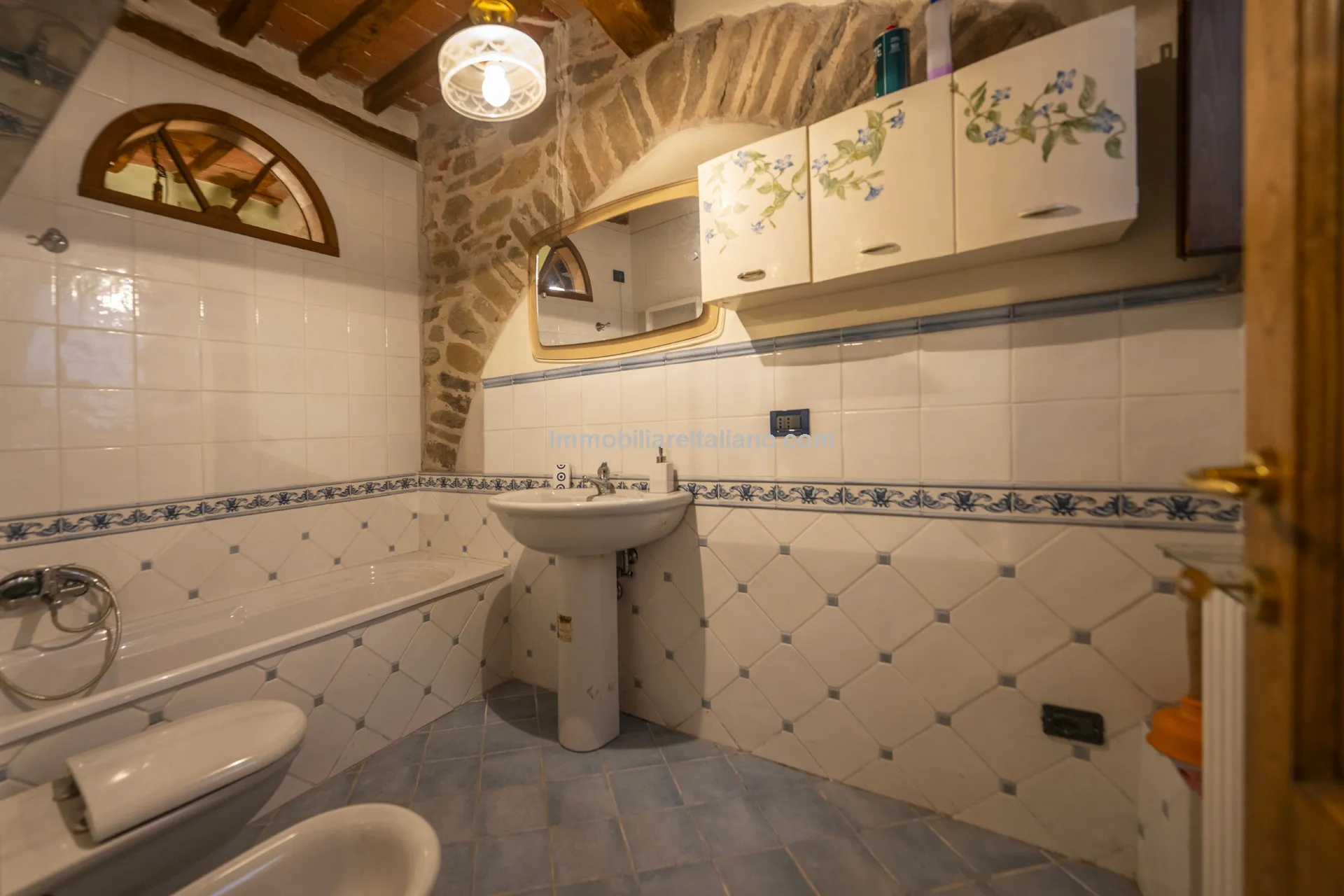 Historic Townhouse in Sansepolcro with Modern Comforts - View image 11 of 32