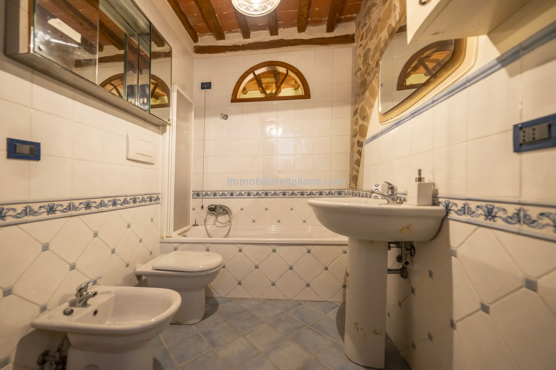 Historic Townhouse in Sansepolcro with Modern Comforts - View image 12 of 32
