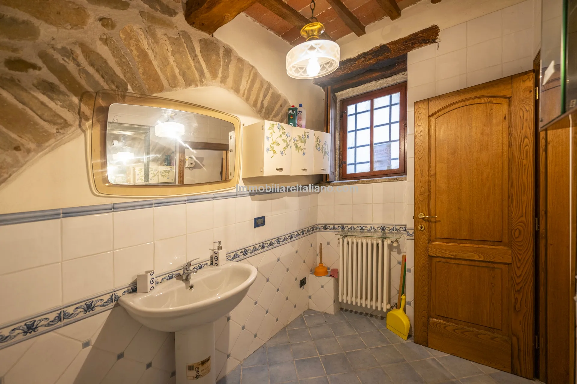 Historic Townhouse in Sansepolcro with Modern Comforts - View image 13 of 32