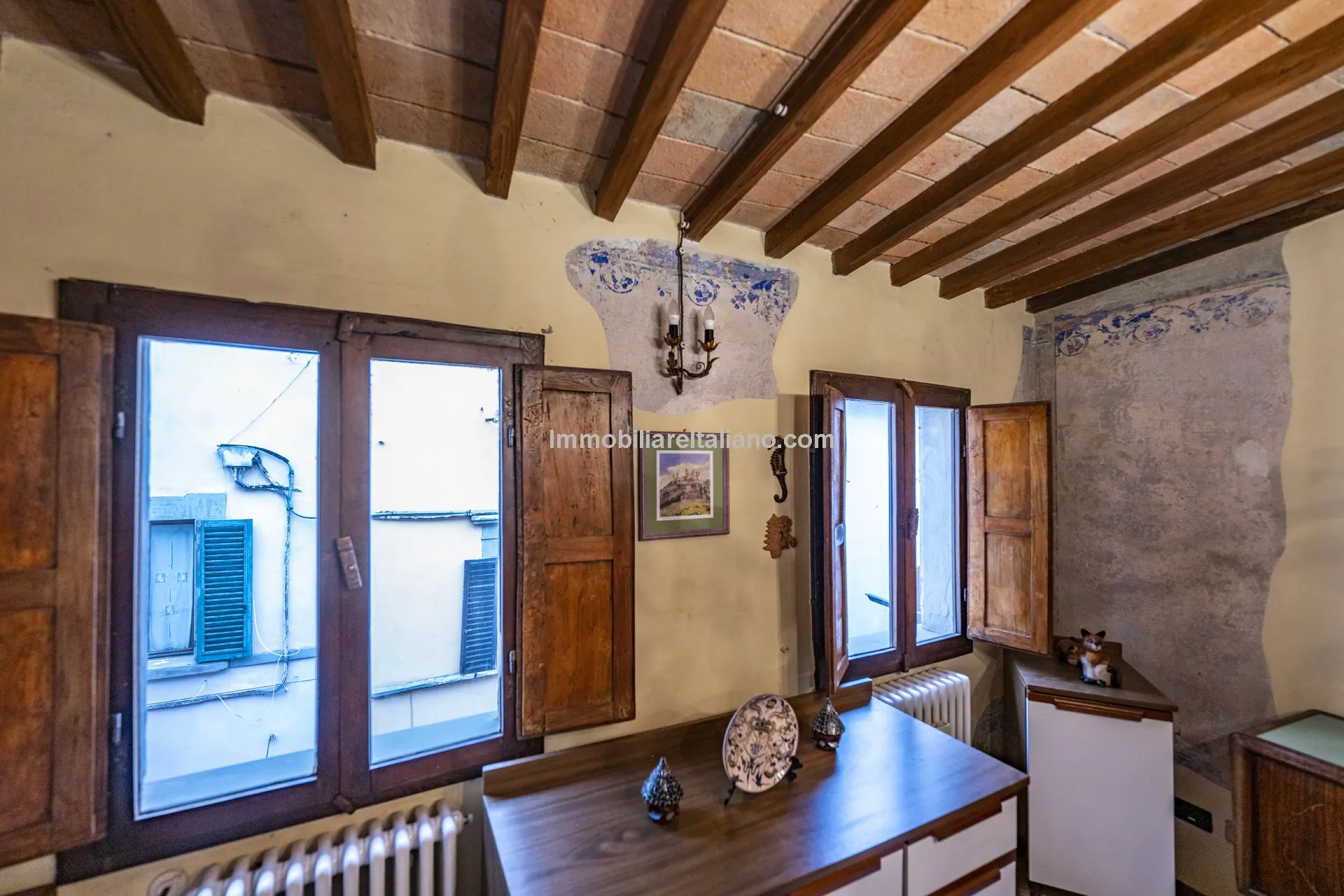 Historic Townhouse in Sansepolcro with Modern Comforts - View image 17 of 32