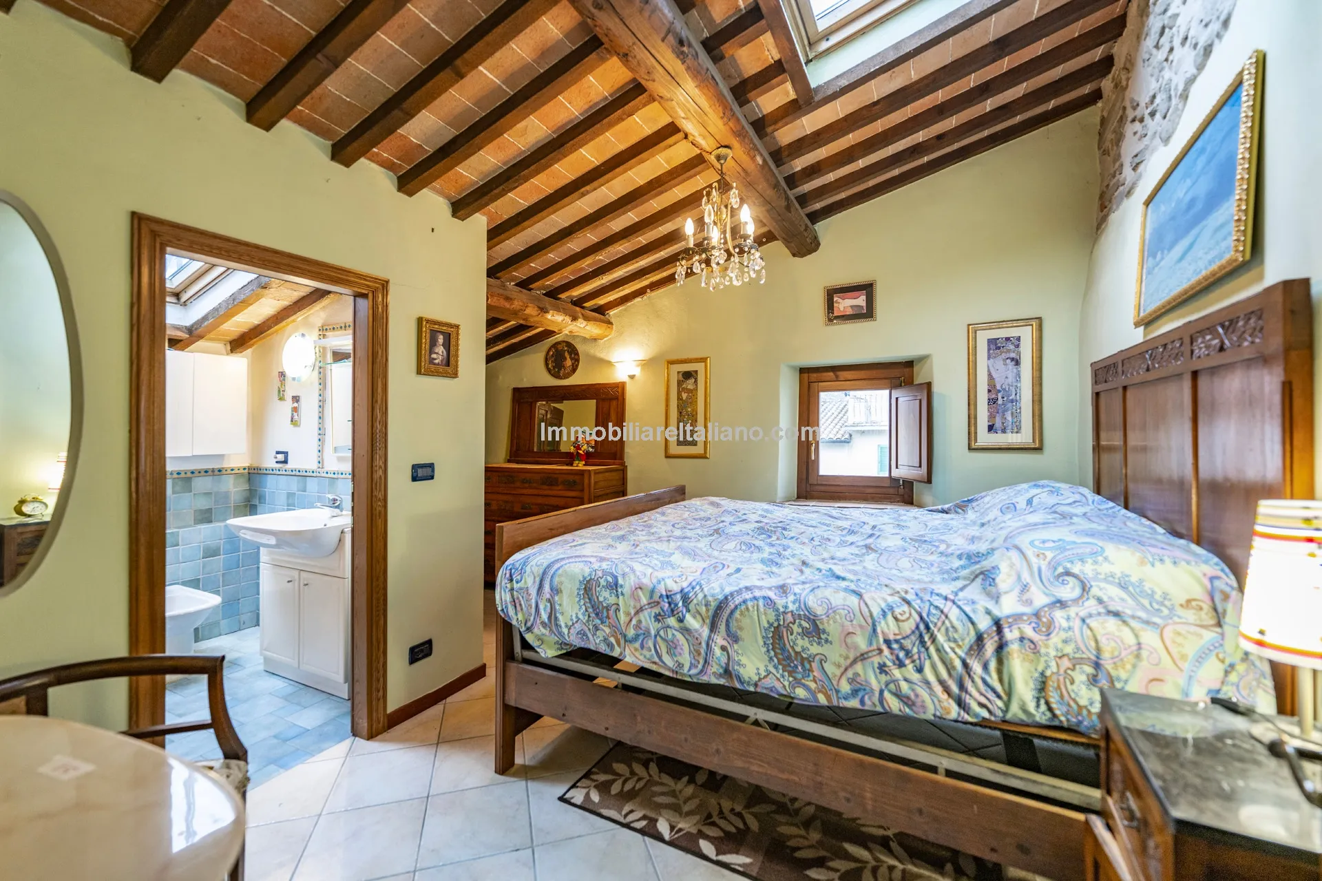 Historic Townhouse in Sansepolcro with Modern Comforts - View image 20 of 32