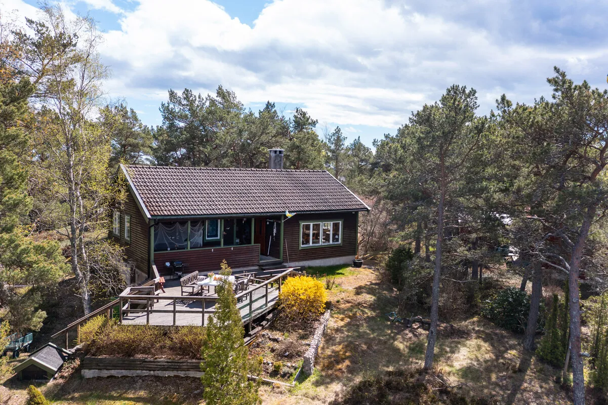 5-Bedroom House with Expansive Garden on Scenic Ornö in Stockholm Archipelago - Image 1