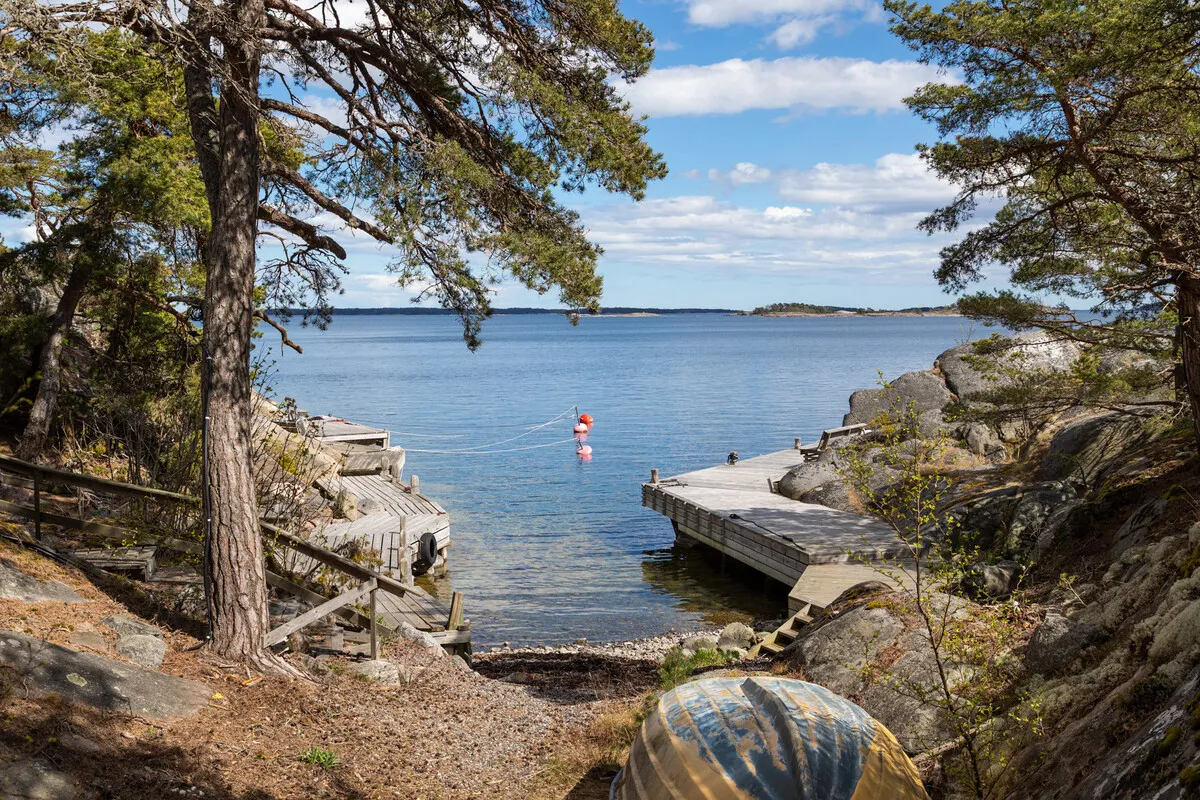 5-Bedroom House with Expansive Garden on Scenic Ornö in Stockholm Archipelago - Image 2