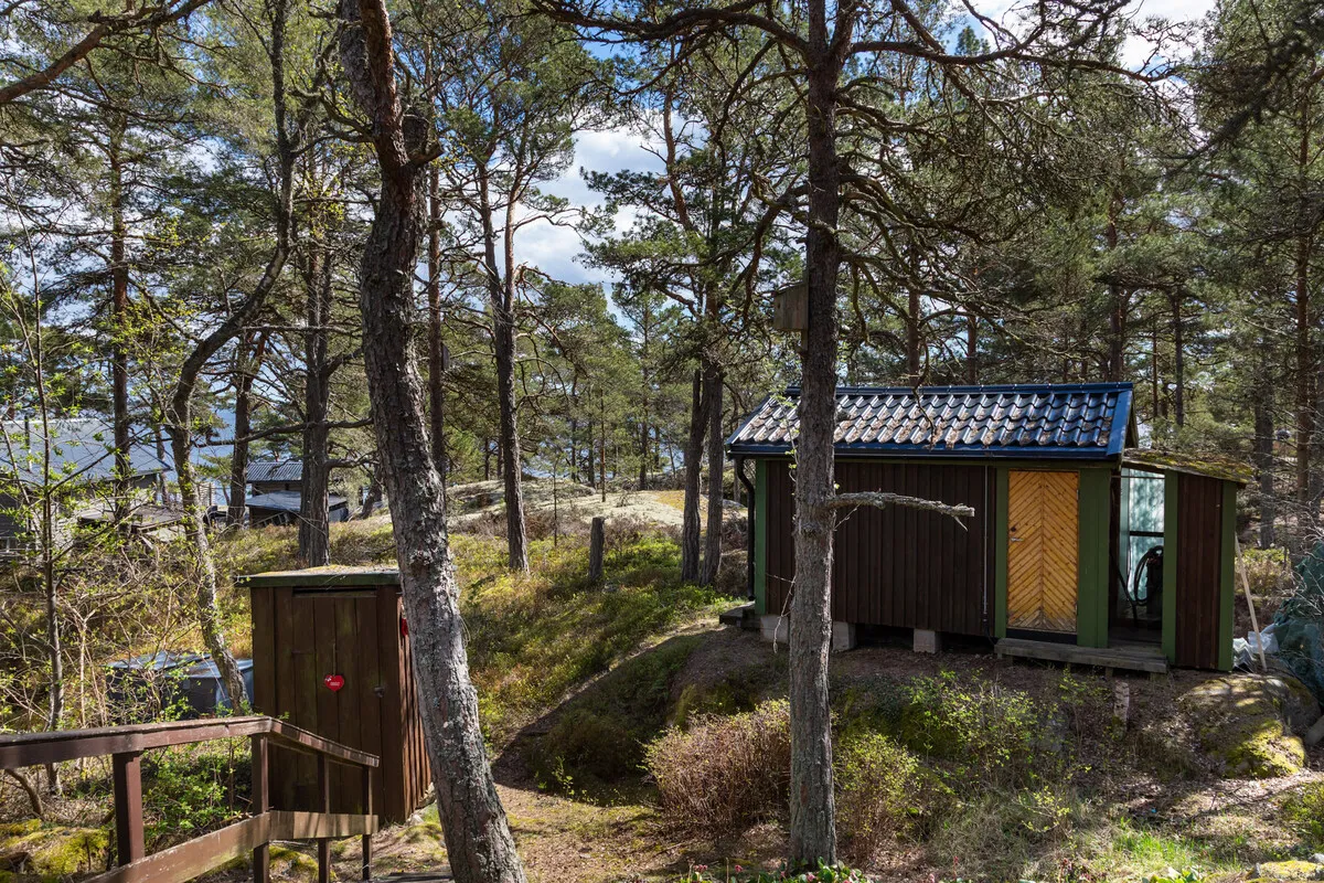 5-Bedroom House with Expansive Garden on Scenic Ornö in Stockholm Archipelago - Image 4