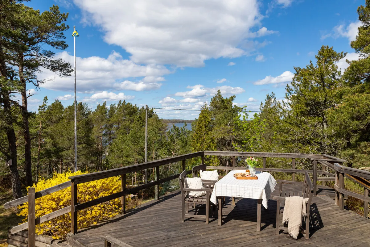 5-Bedroom House with Expansive Garden on Scenic Ornö in Stockholm Archipelago - View image 6 of 41