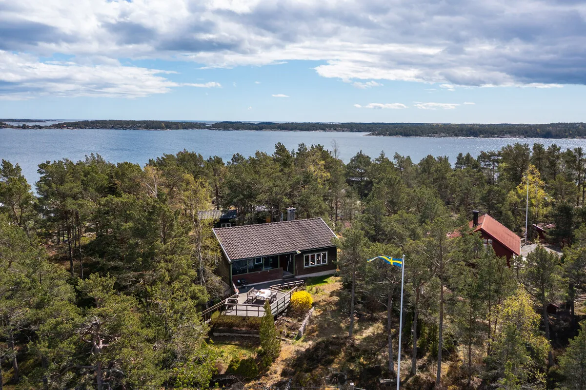 5-Bedroom House with Expansive Garden on Scenic Ornö in Stockholm Archipelago - View image 28 of 41