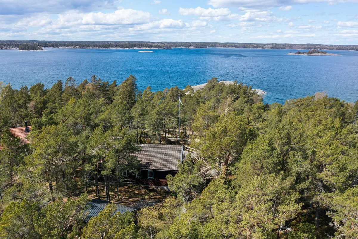 5-Bedroom House with Expansive Garden on Scenic Ornö in Stockholm Archipelago - View image 29 of 41