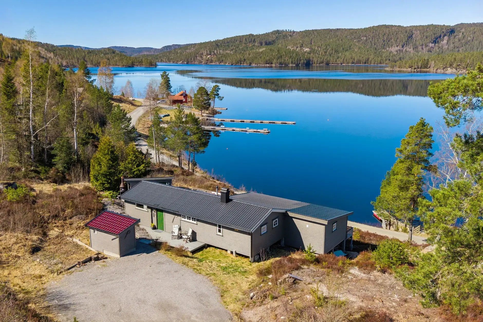1960s Norwegian Country House with Garden and Lake Views - Image 2