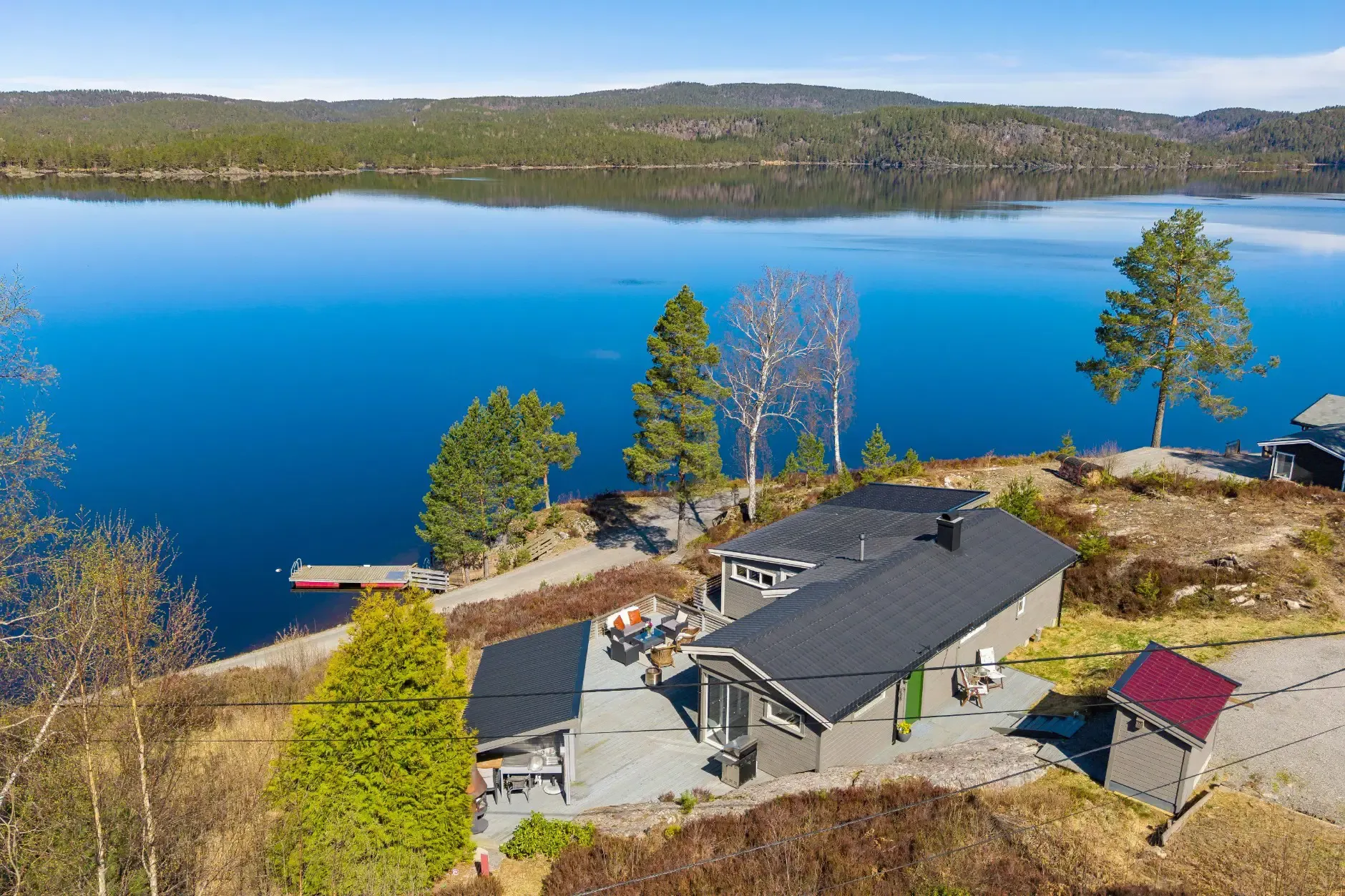 1960s Norwegian Country House with Garden and Lake Views - Image 3