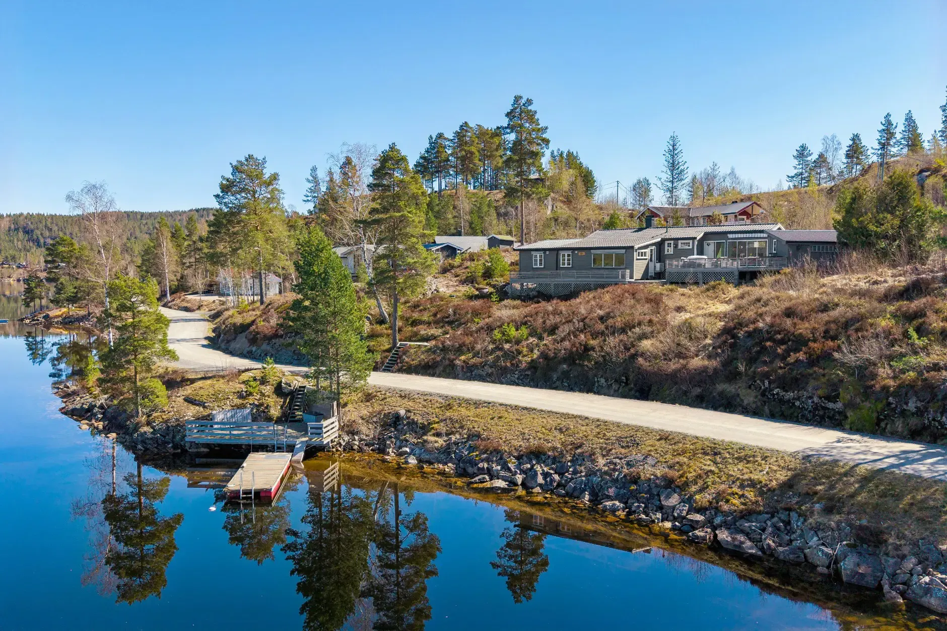1960s Norwegian Country House with Garden and Lake Views - Image 4