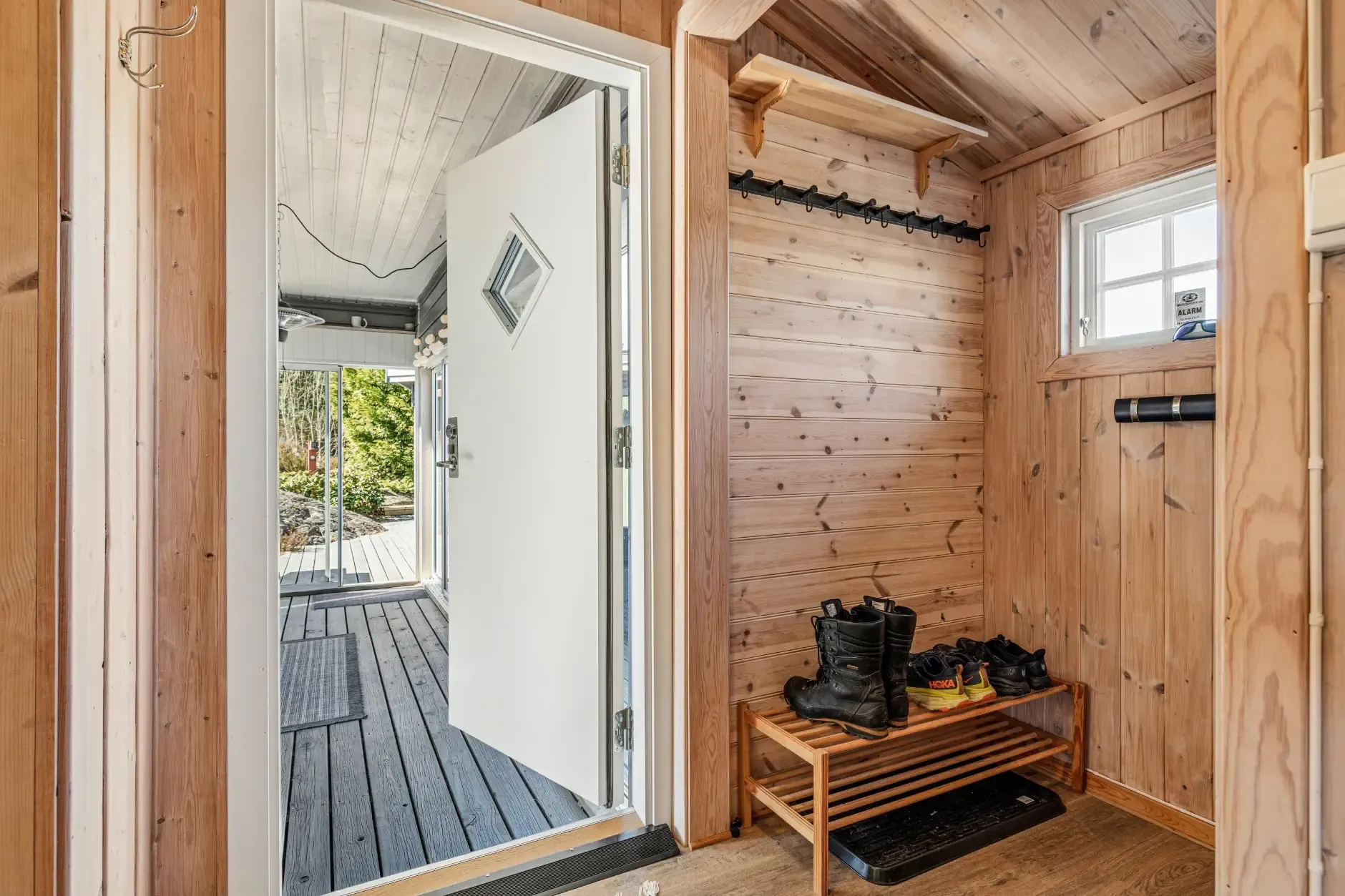 1960s Norwegian Country House with Garden and Lake Views - View image 6 of 32