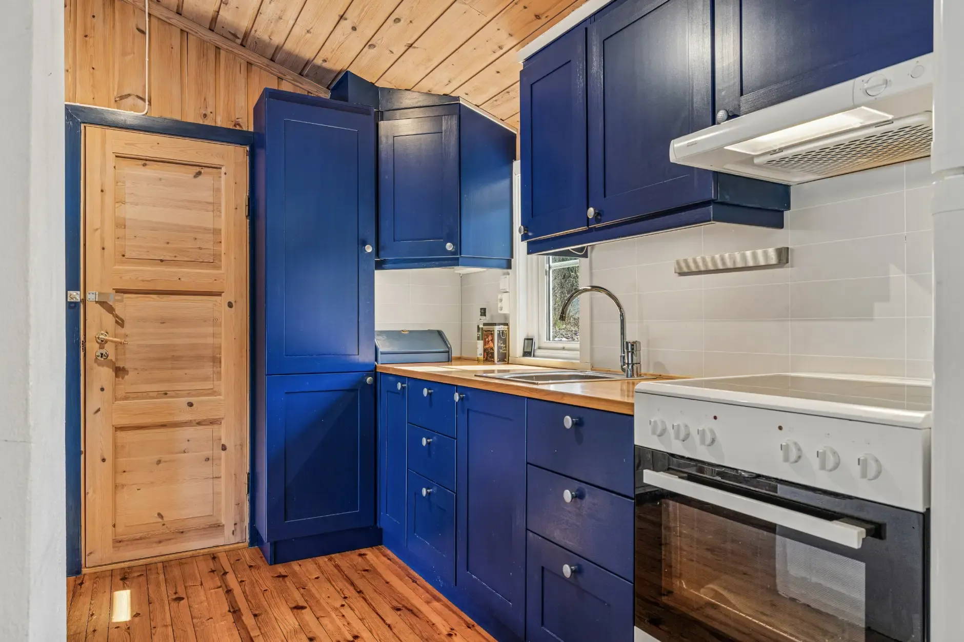 1960s Norwegian Country House with Garden and Lake Views - View image 8 of 32