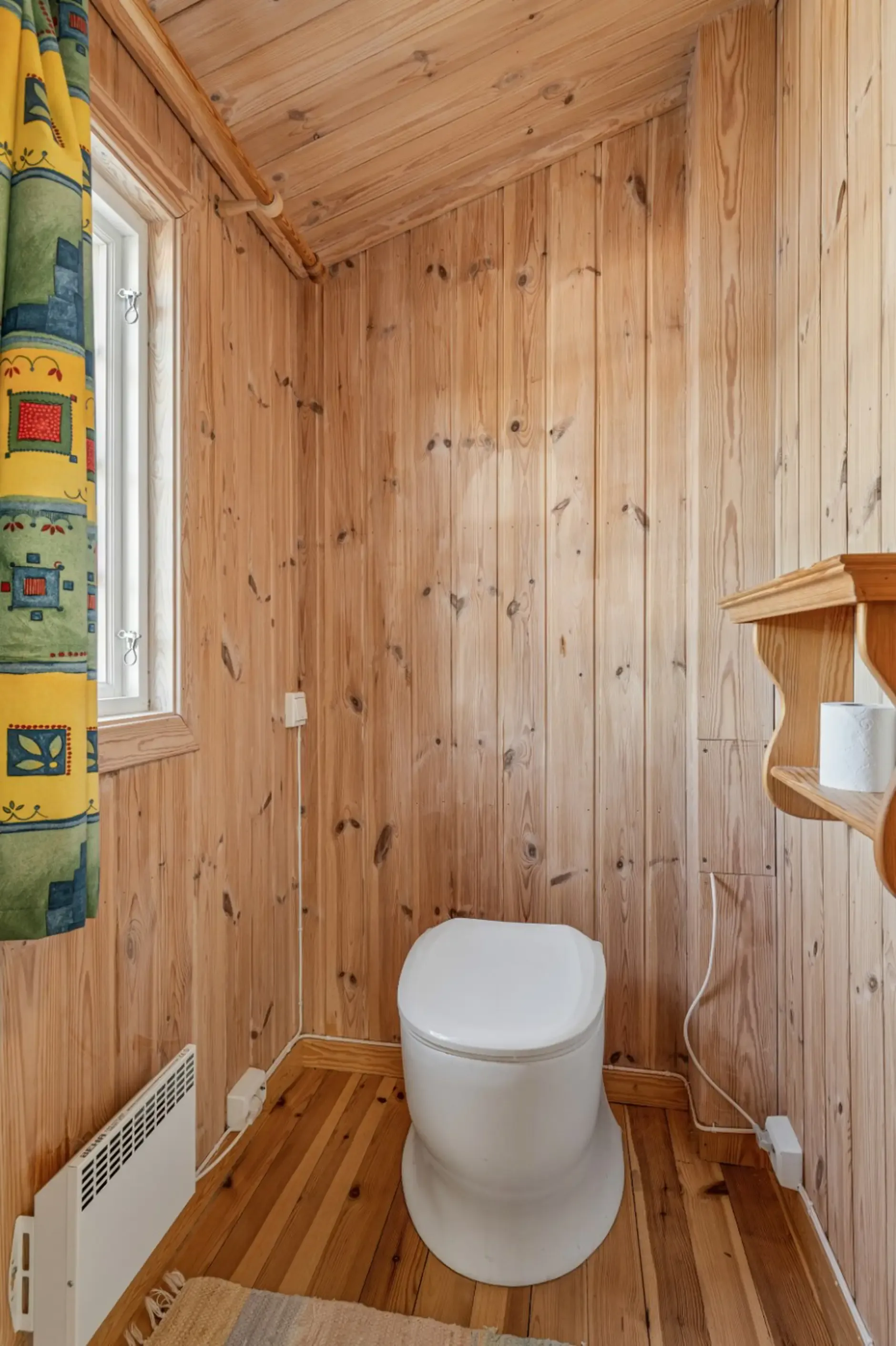 1960s Norwegian Country House with Garden and Lake Views - View image 16 of 32