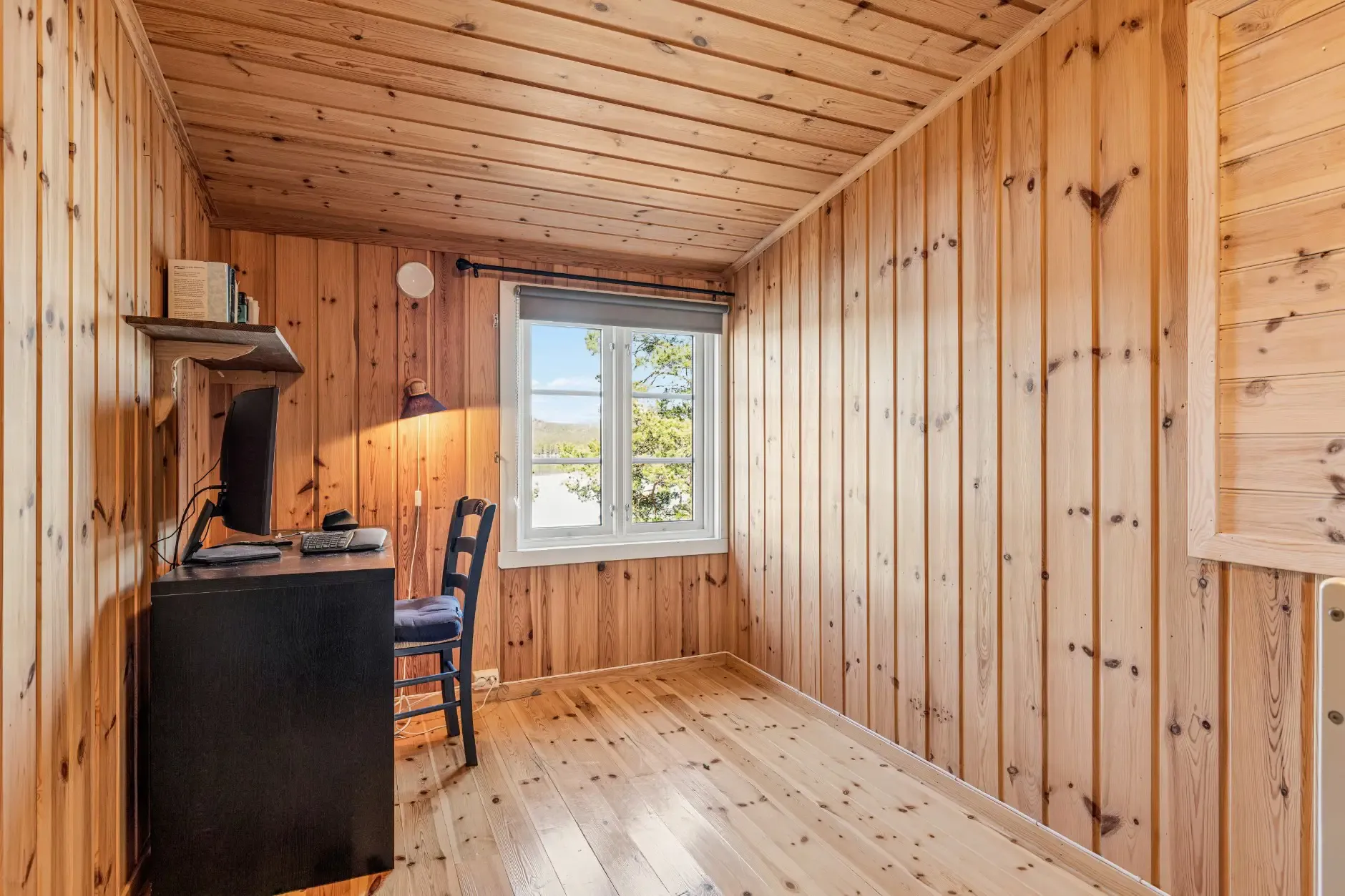 1960s Norwegian Country House with Garden and Lake Views - View image 18 of 32