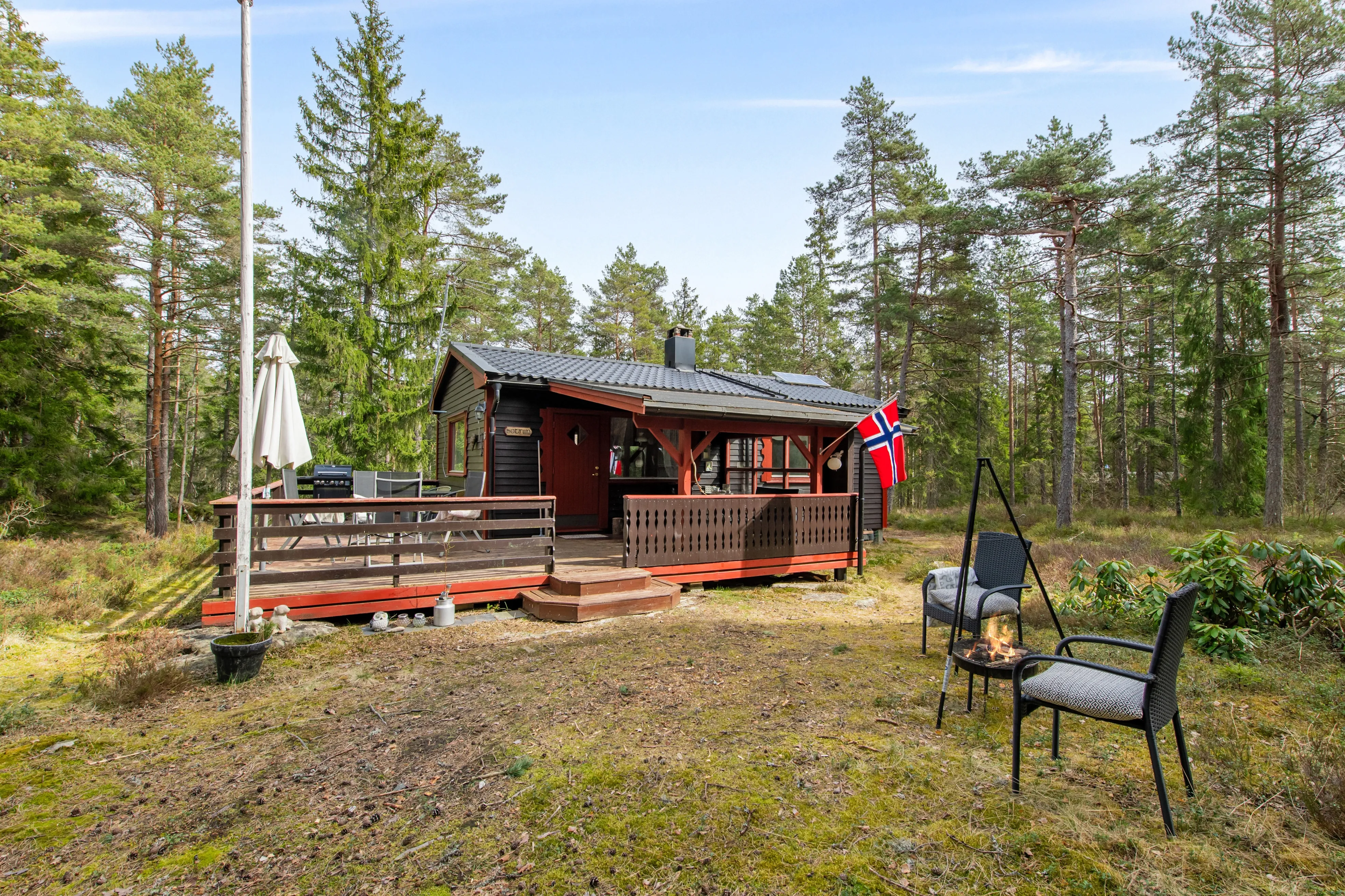 1970s Norwegian Cabin with Annex near Lake Vansjø - Image 1
