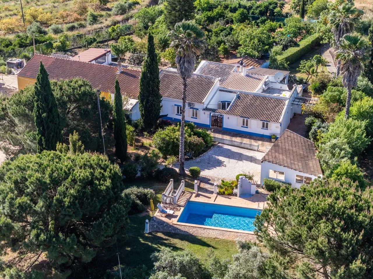 Contemporary 3-Bedroom Villa with Pool and Expansive Grounds in Silves, Portugal - Image 2