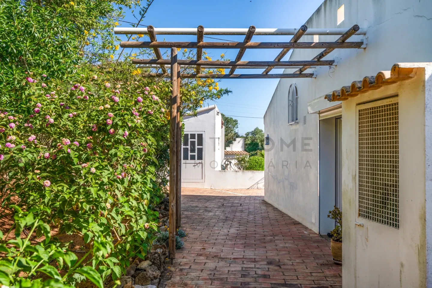 Contemporary 3-Bedroom Villa with Pool and Expansive Grounds in Silves, Portugal - View image 32 of 40
