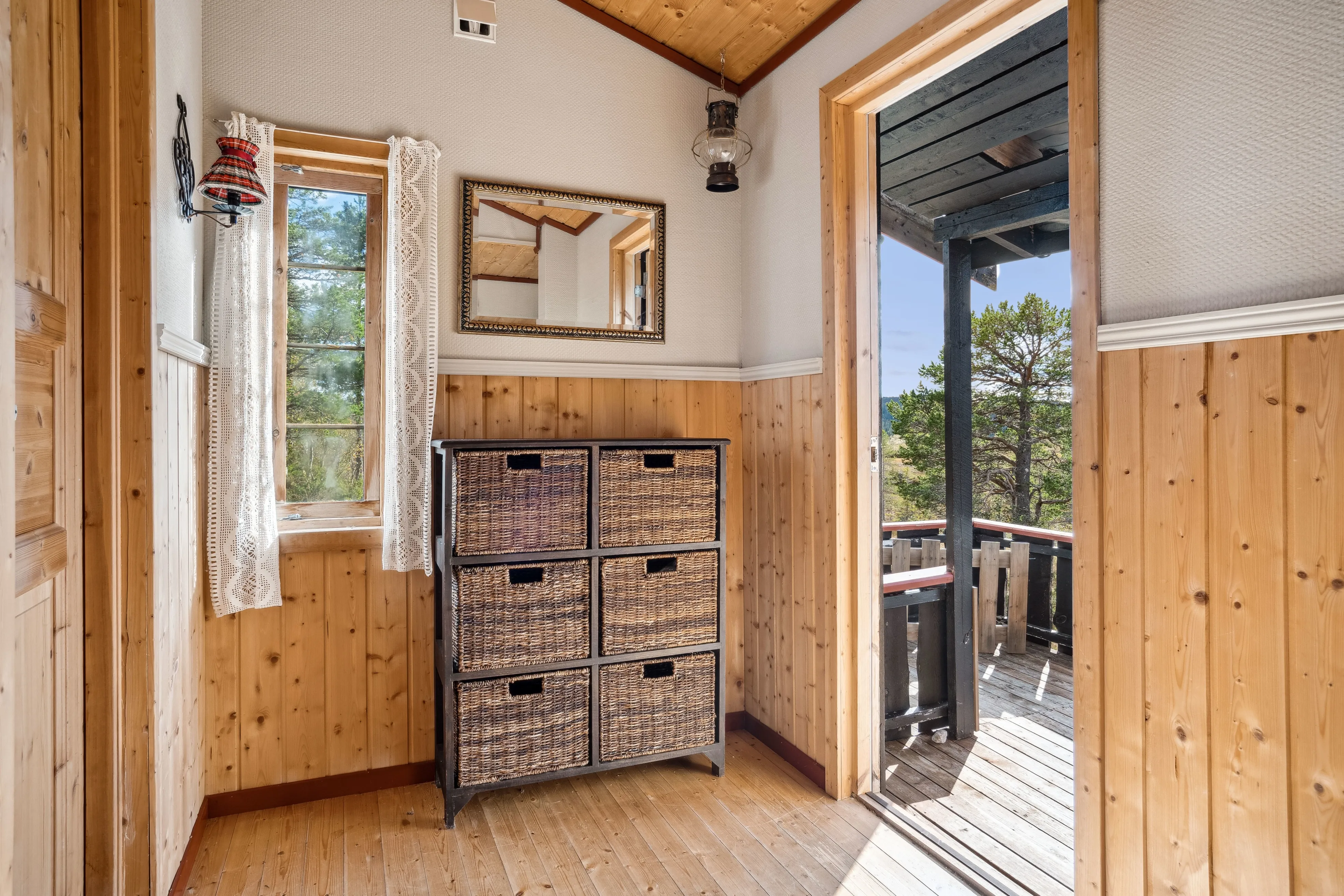 3-Bedroom Norwegian Cabin with Terrace and Solar Power in Rognes - Image 4