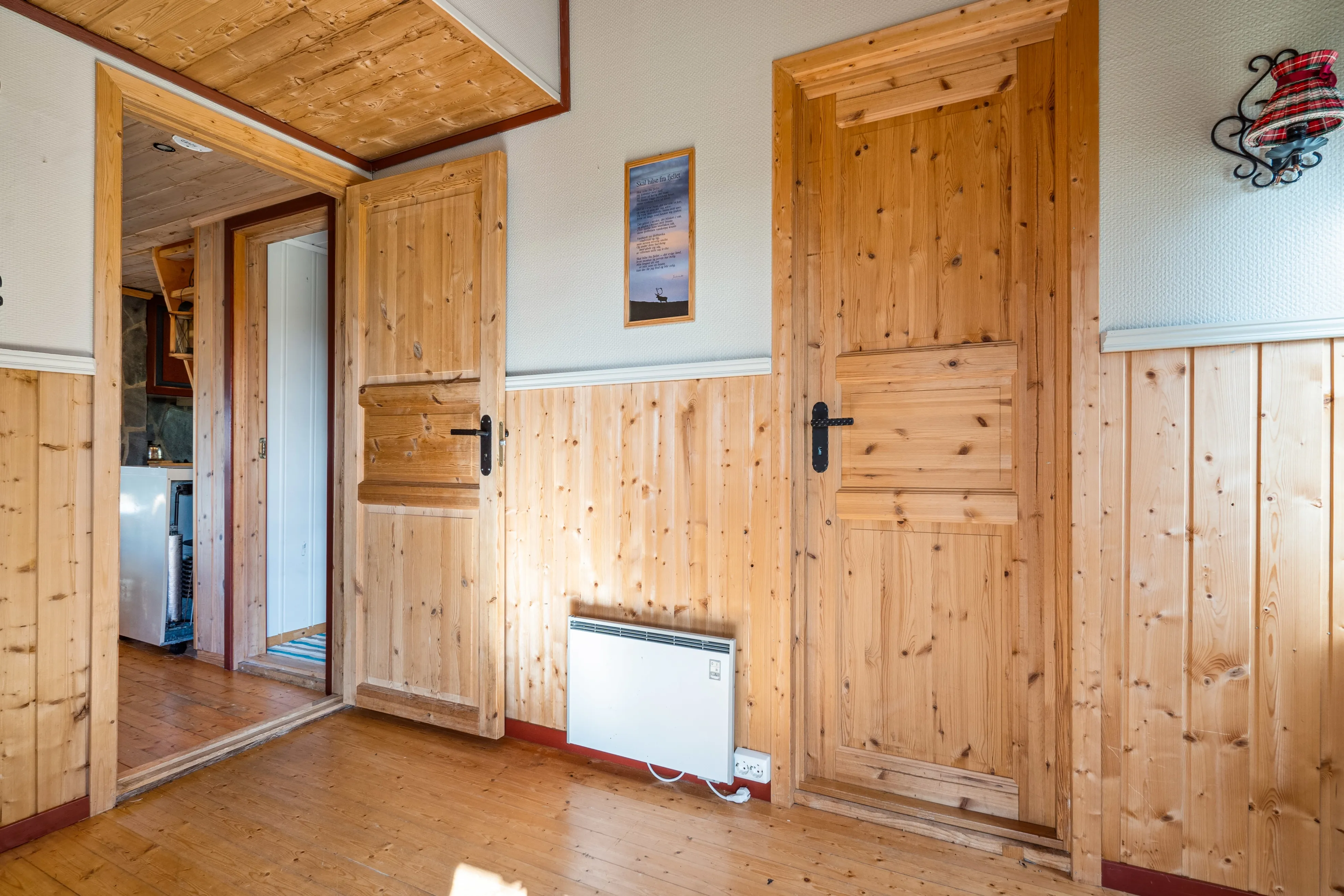 3-Bedroom Norwegian Cabin with Terrace and Solar Power in Rognes - Image 5