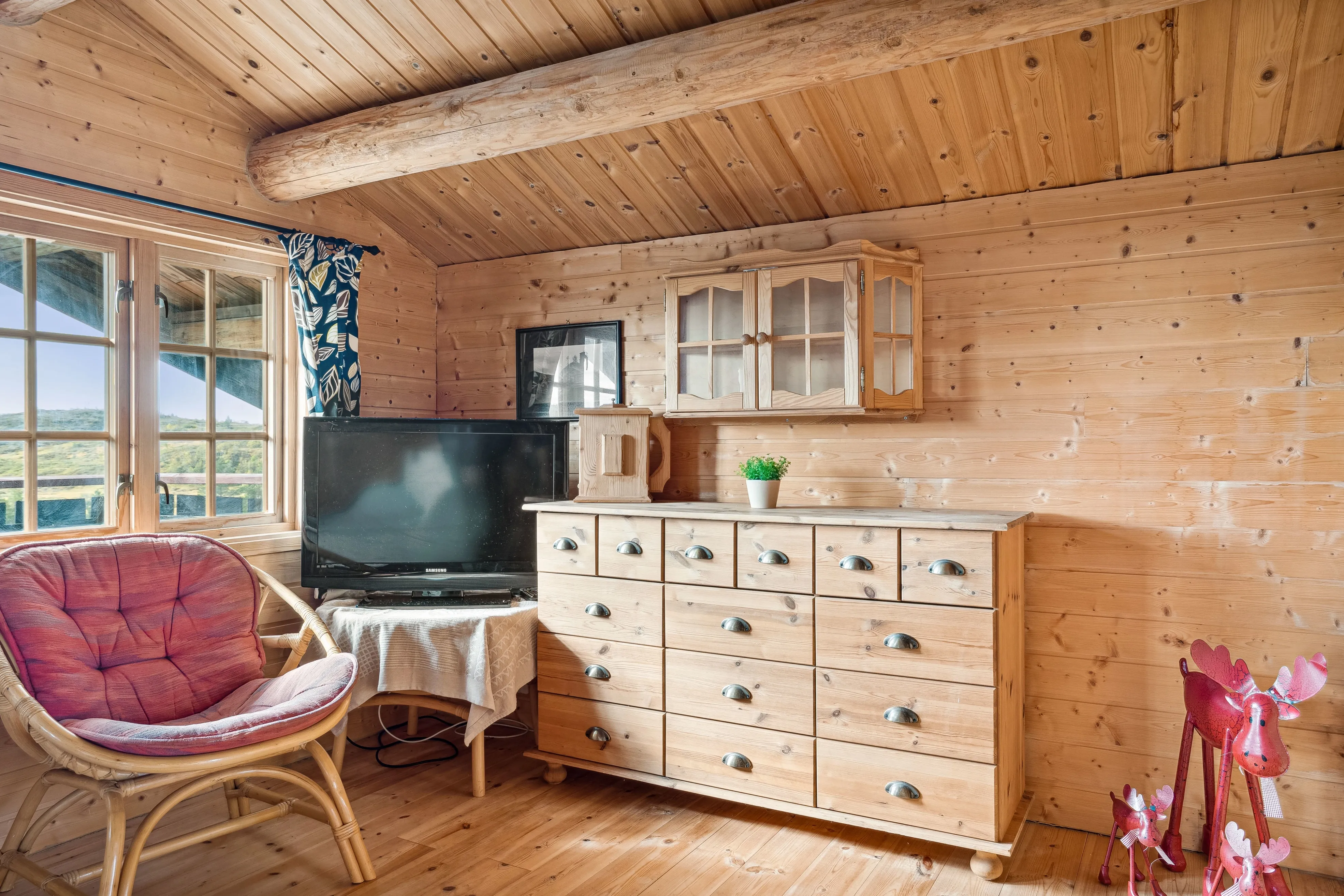 3-Bedroom Norwegian Cabin with Terrace and Solar Power in Rognes - View image 18 of 46