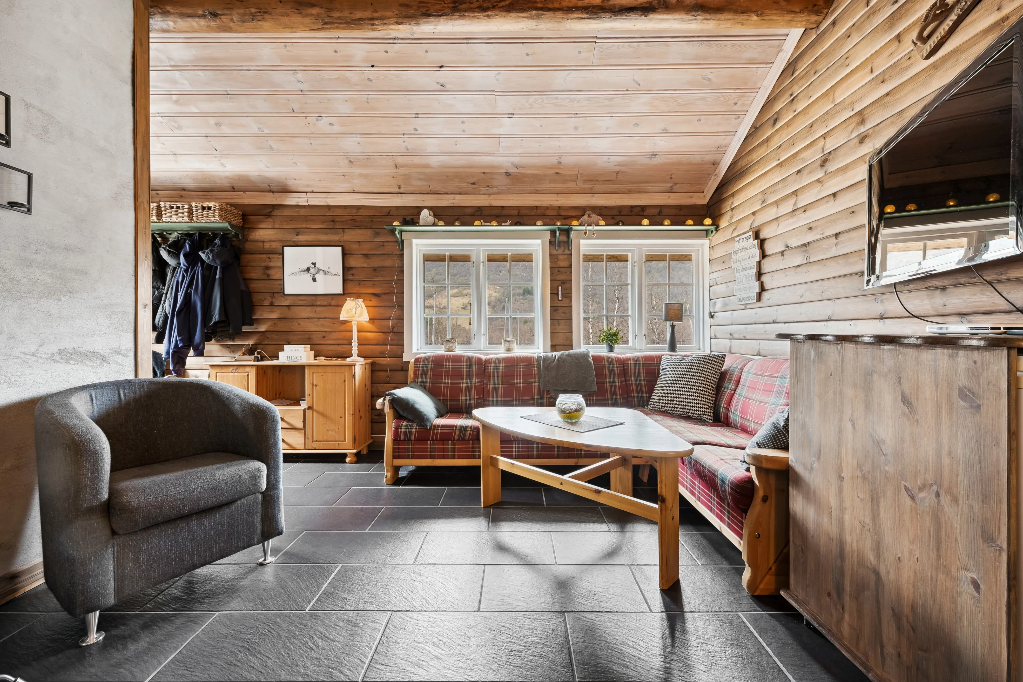 1996 Three-Bedroom House with Terrace in Norway's Scenic Storlidalen - View image 11 of 45
