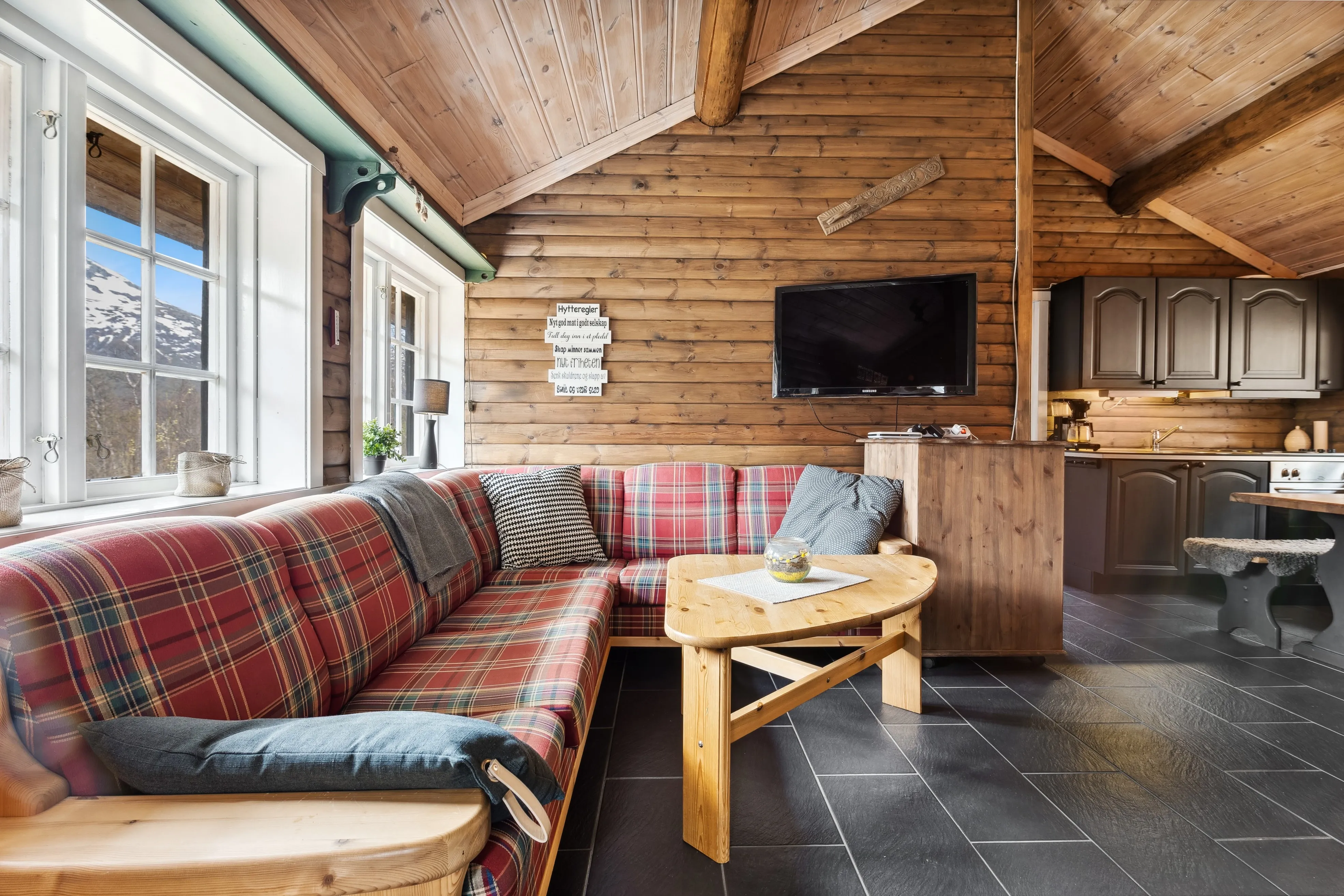 1996 Three-Bedroom House with Terrace in Norway's Scenic Storlidalen - View image 12 of 45
