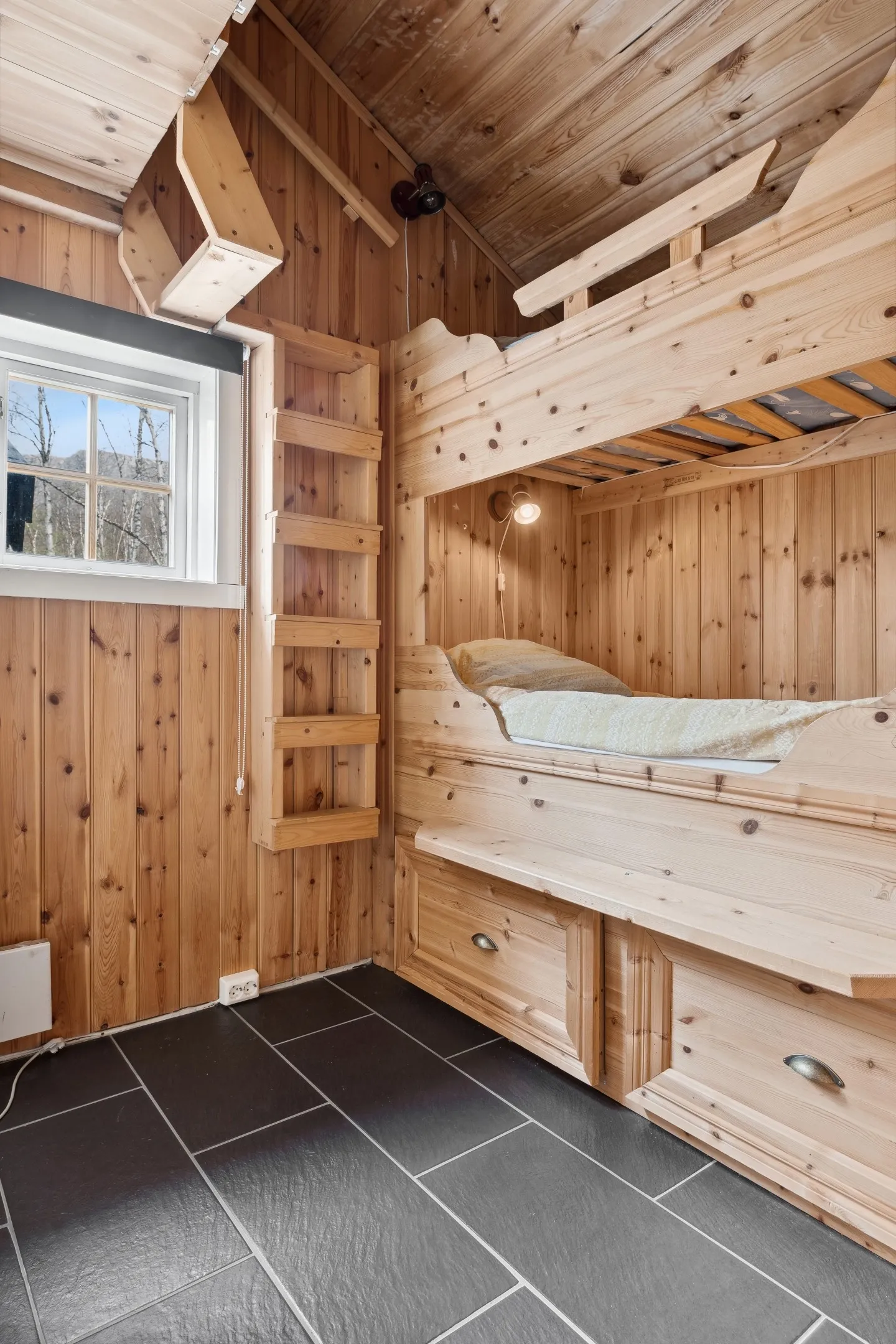 1996 Three-Bedroom House with Terrace in Norway's Scenic Storlidalen - View image 22 of 45