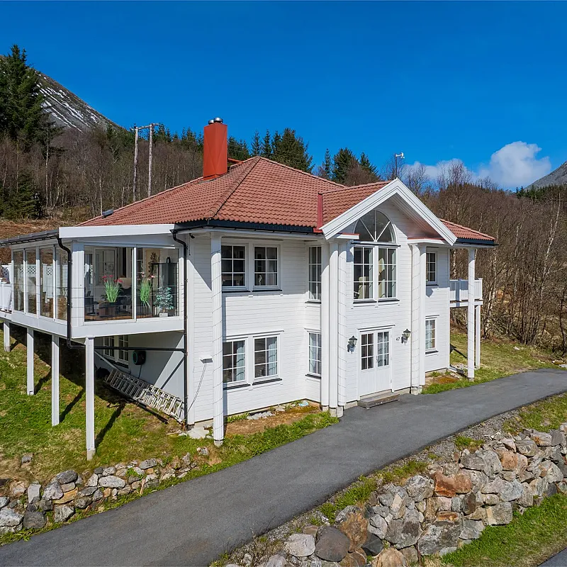 Spacious 4-Bedroom House with Fjord Views and Ample Parking in Torsken