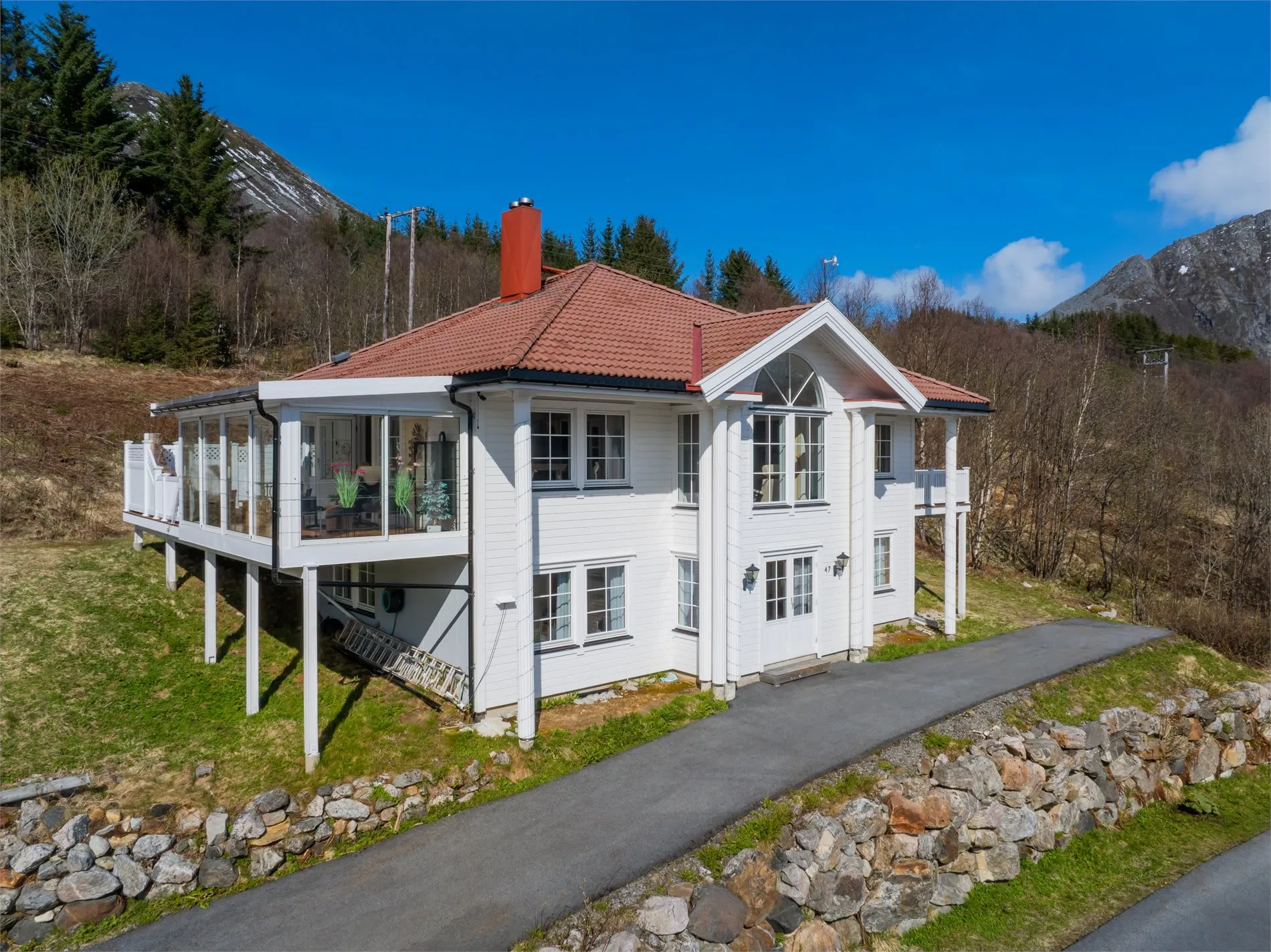 Spacious 4-Bedroom House with Fjord Views and Ample Parking in Torsken - Image 1