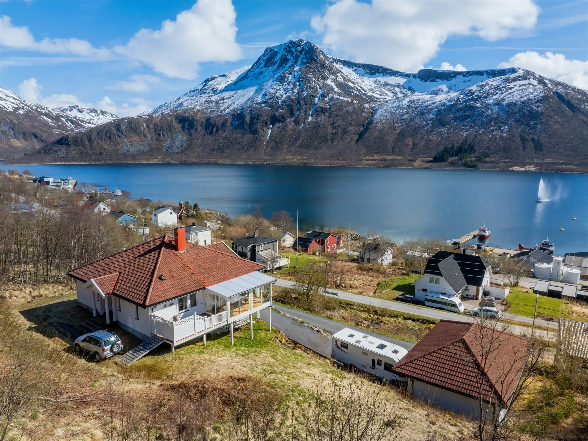 Spacious 4-Bedroom House with Fjord Views and Ample Parking in Torsken - Image 2