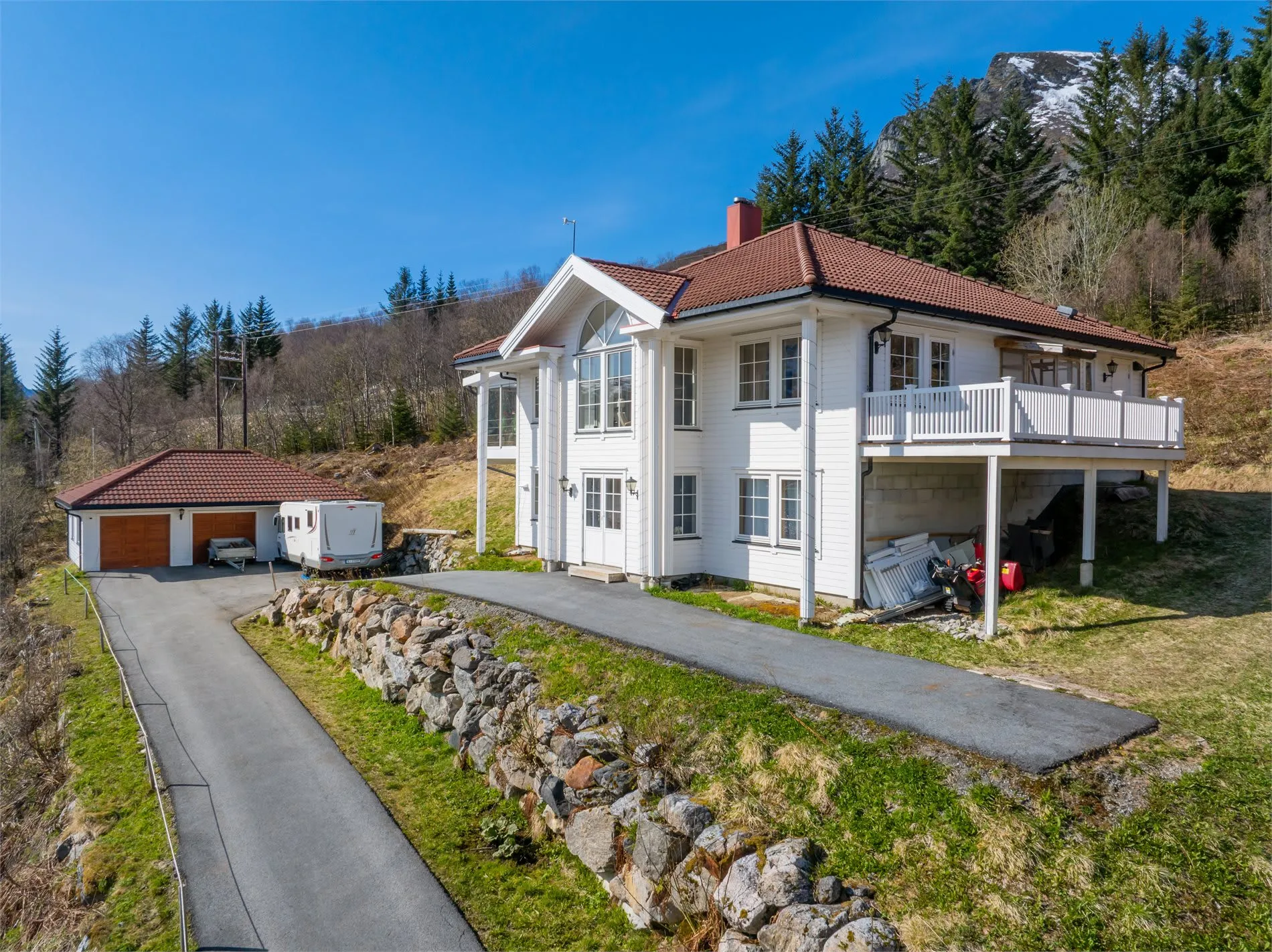 Spacious 4-Bedroom House with Fjord Views and Ample Parking in Torsken - Image 3